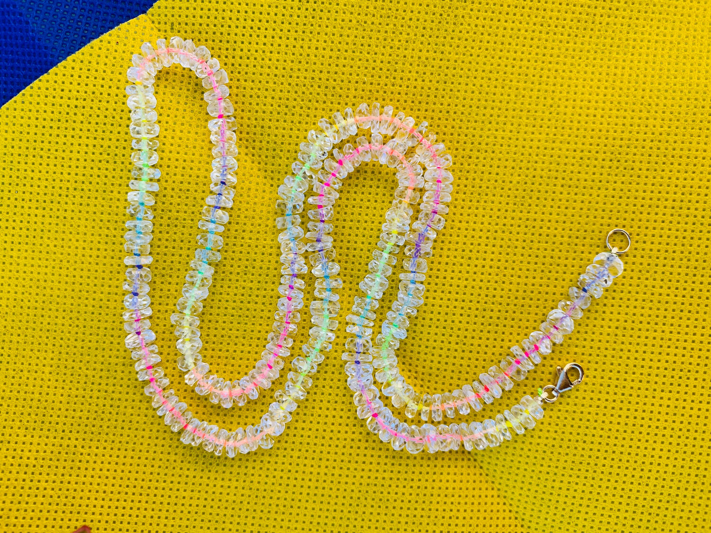 Magnífico collar de cuentas de seda arcoíris de neón y topacio blanco de oro de 18 quilates