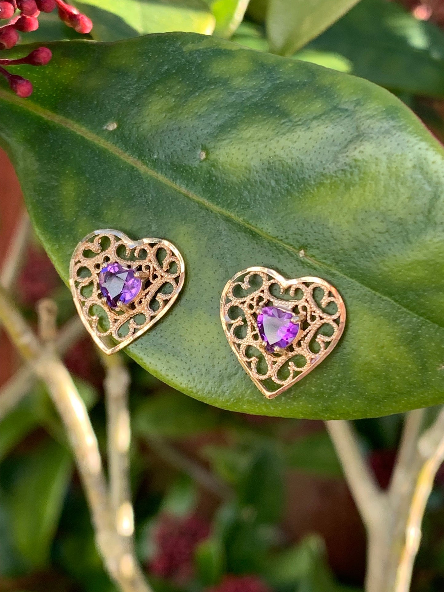 Pendientes vintage de filigrana en forma de corazón de amatista de oro de 9 quilates