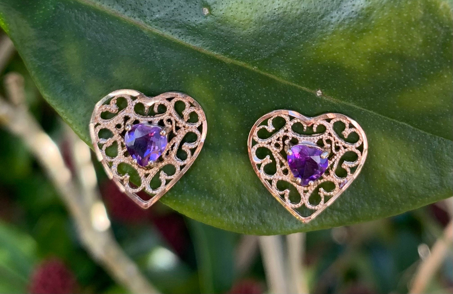 Pendientes vintage de filigrana en forma de corazón de amatista de oro de 9 quilates