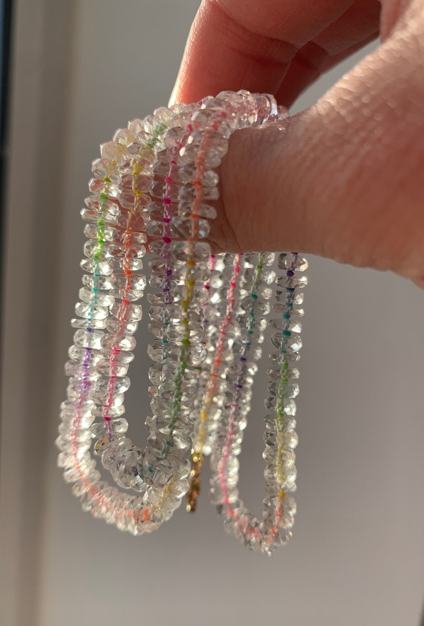 Magnífico collar de cuentas de seda arcoíris de neón y topacio blanco de oro de 18 quilates