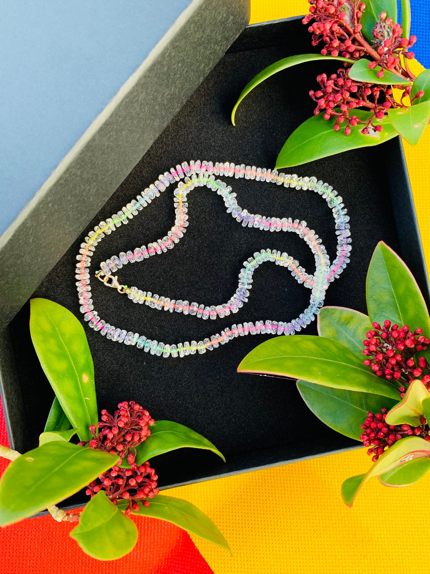 Magnífico collar de cuentas de seda arcoíris de neón y topacio blanco de oro de 18 quilates