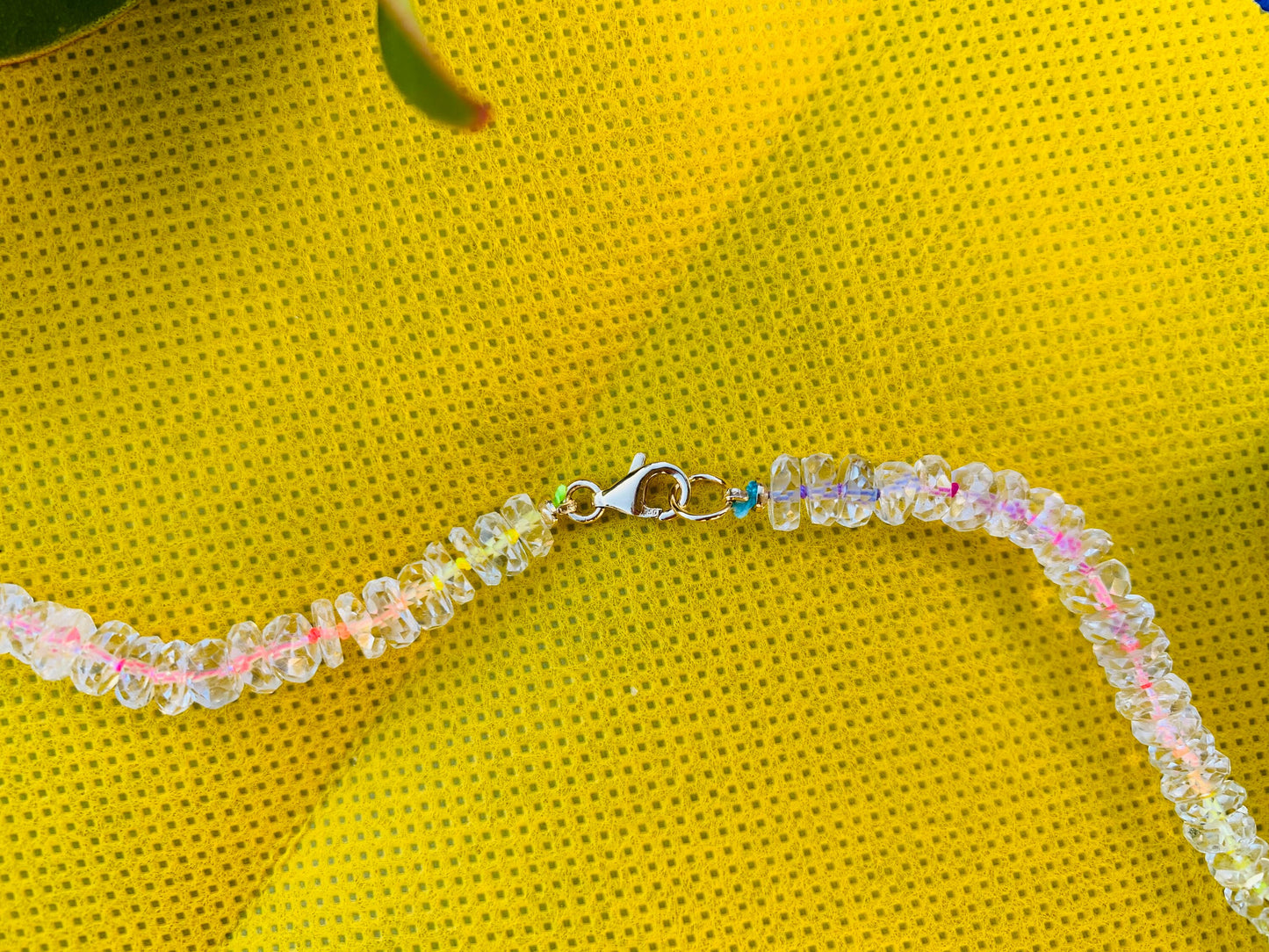 Magnífico collar de cuentas de seda arcoíris de neón y topacio blanco de oro de 18 quilates