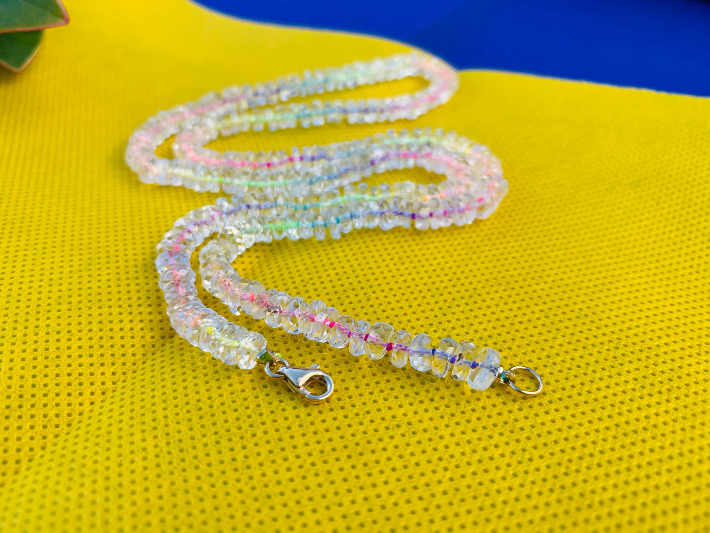 Magnífico collar de cuentas de seda arcoíris de neón y topacio blanco de oro de 18 quilates