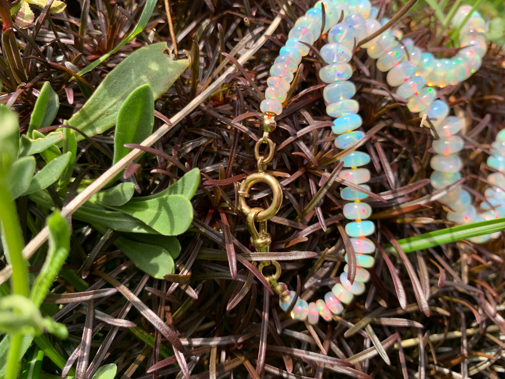 Magnífico collar de cuentas de ópalo etíope graduado con cierre de clip para perro de oro de 18 quilates