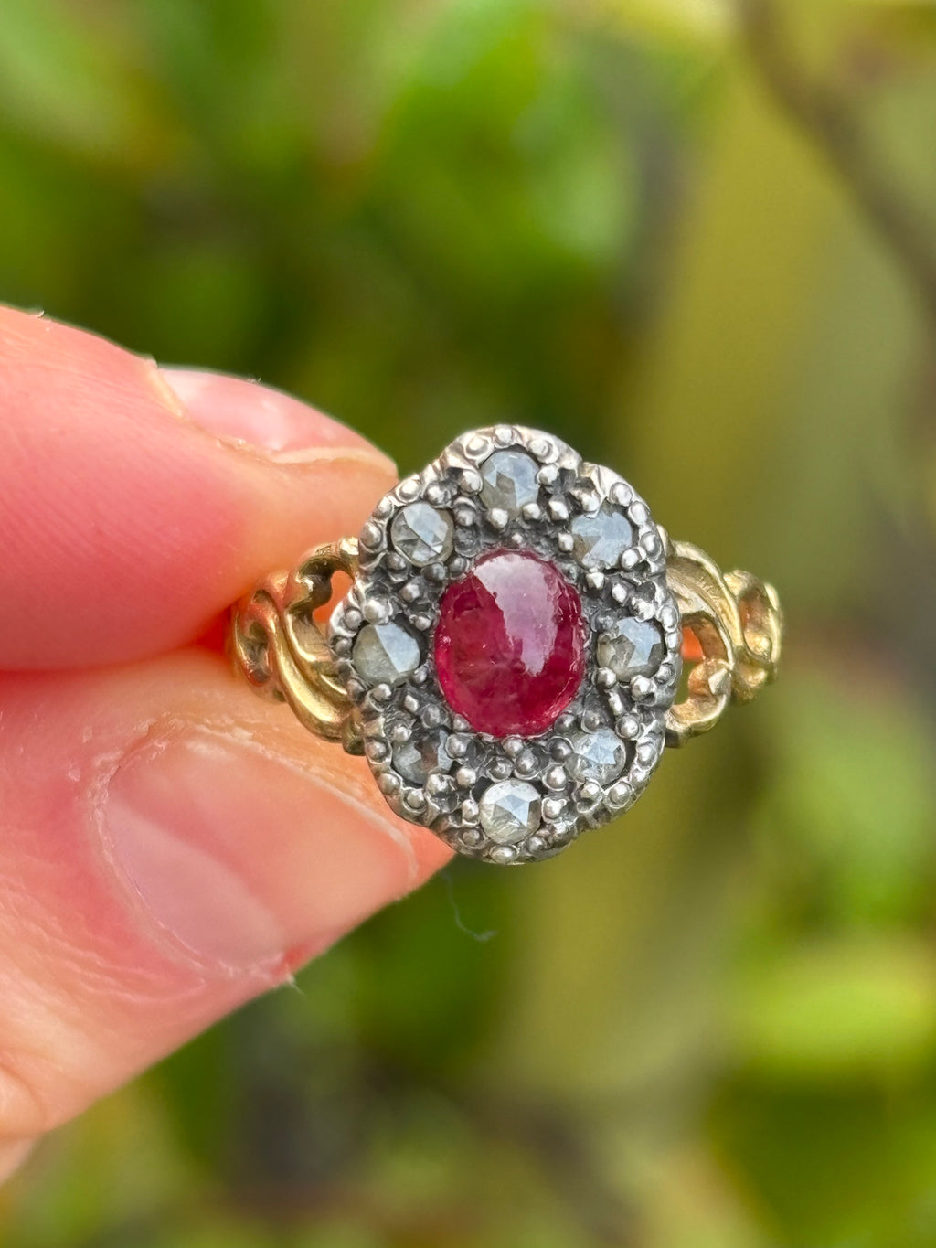 Antiguo rubí ovalado de cabujón georgiano de 0,84 quilates y diamante engastados en oro y plata de 14 k, tamaño Reino Unido N, EE. UU. 6 3/4