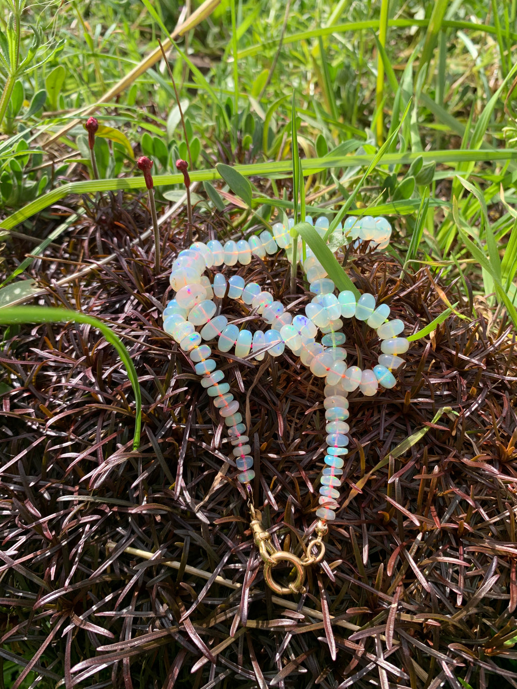 Magnífico collar de cuentas de ópalo etíope graduado con cierre de clip para perro de oro de 18 quilates