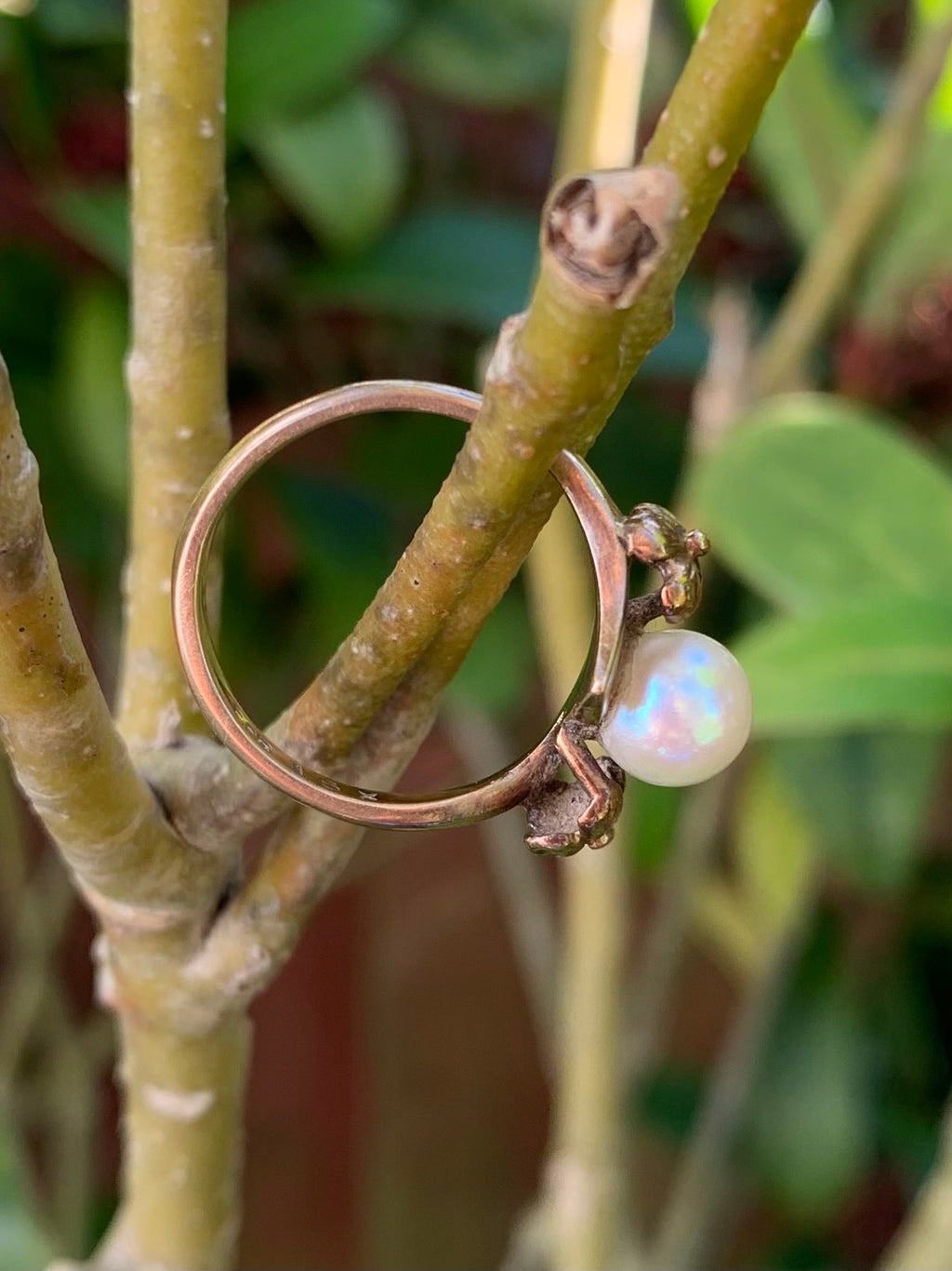 Beautiful 9ct Gold Cultured Pearl Floral Ring