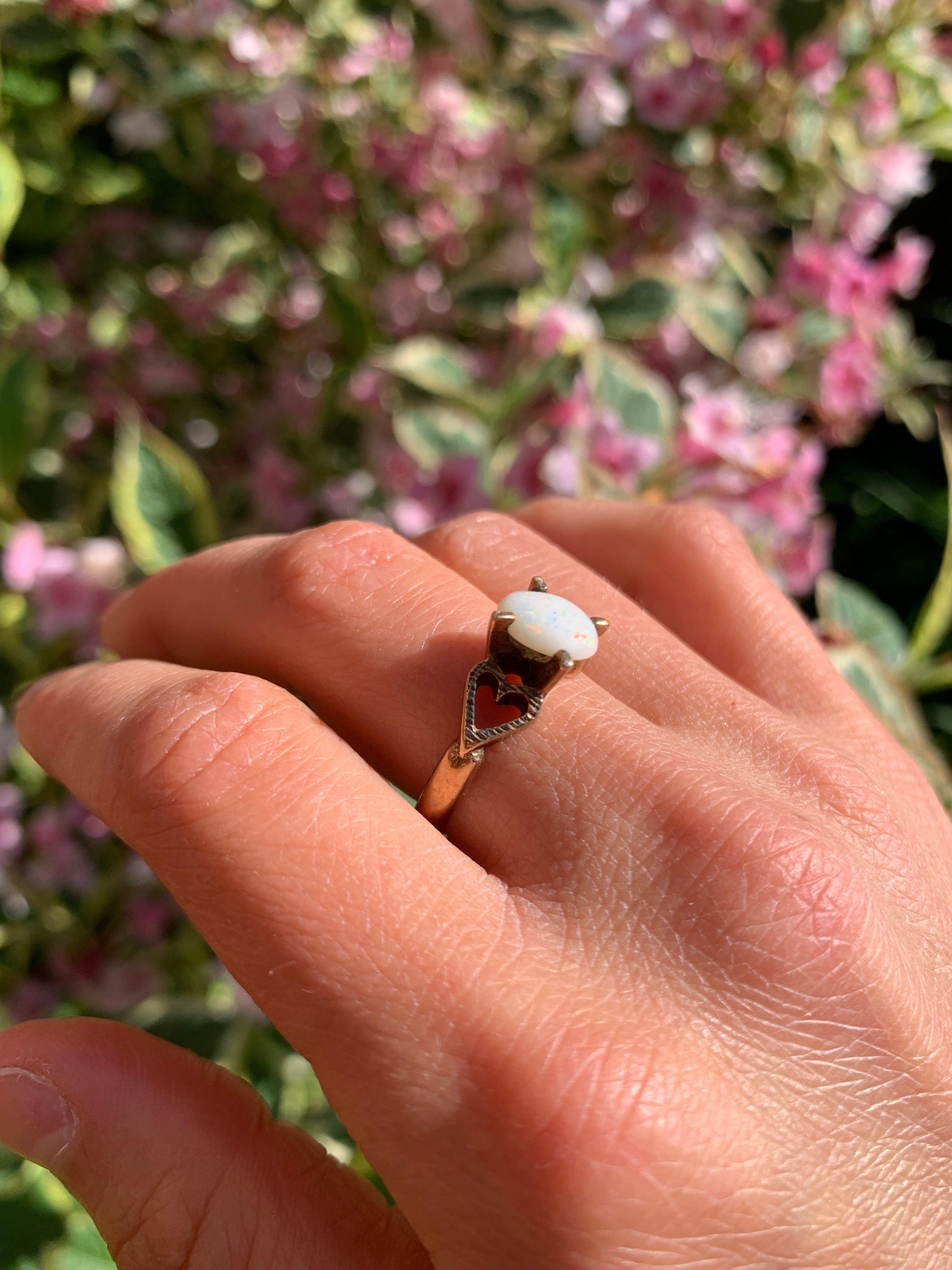 Beautiful Vintage/Antique 9ct Gold Opal Ring with Heart Shoulders