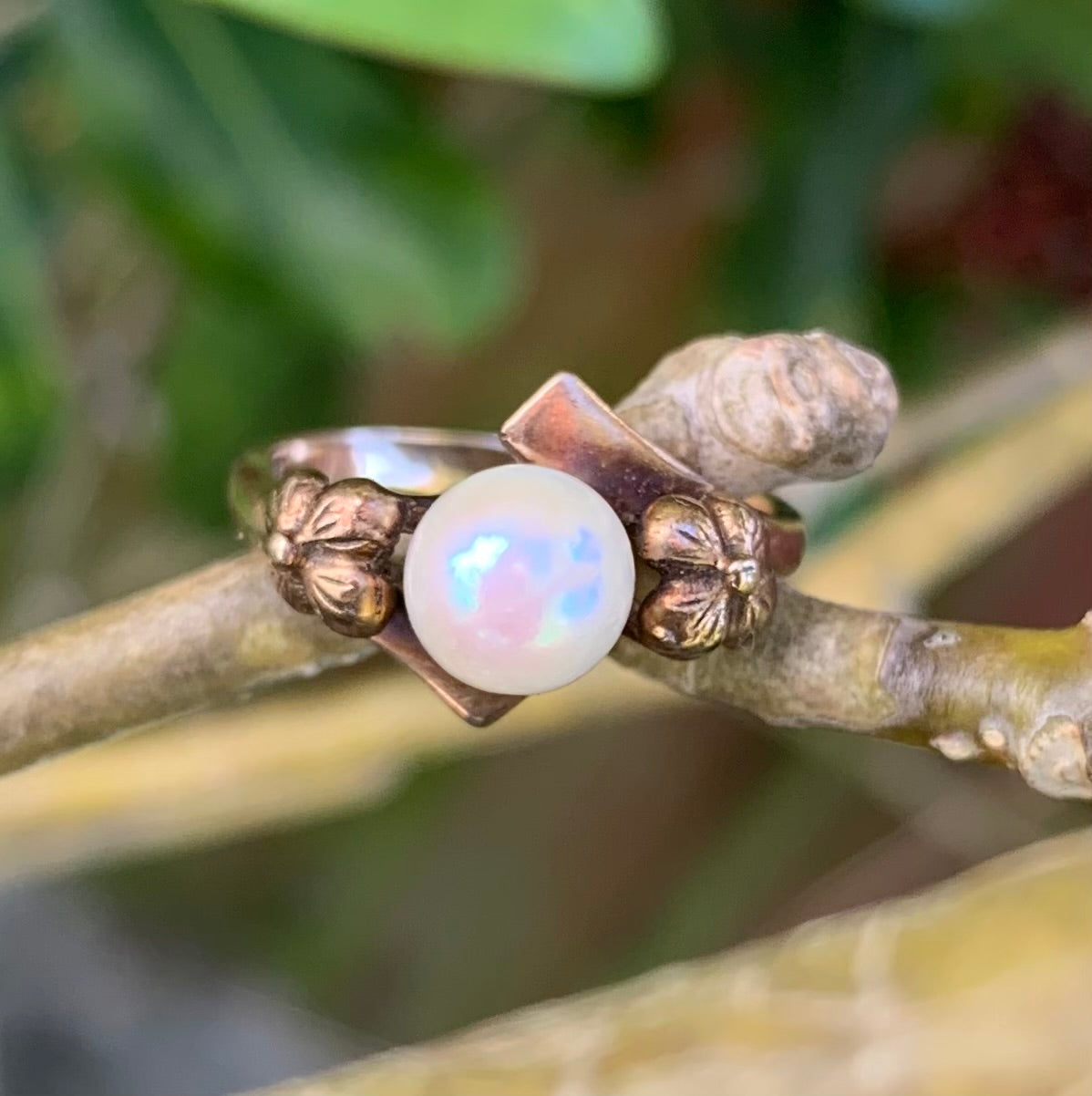 Beautiful 9ct Gold Cultured Pearl Floral Ring