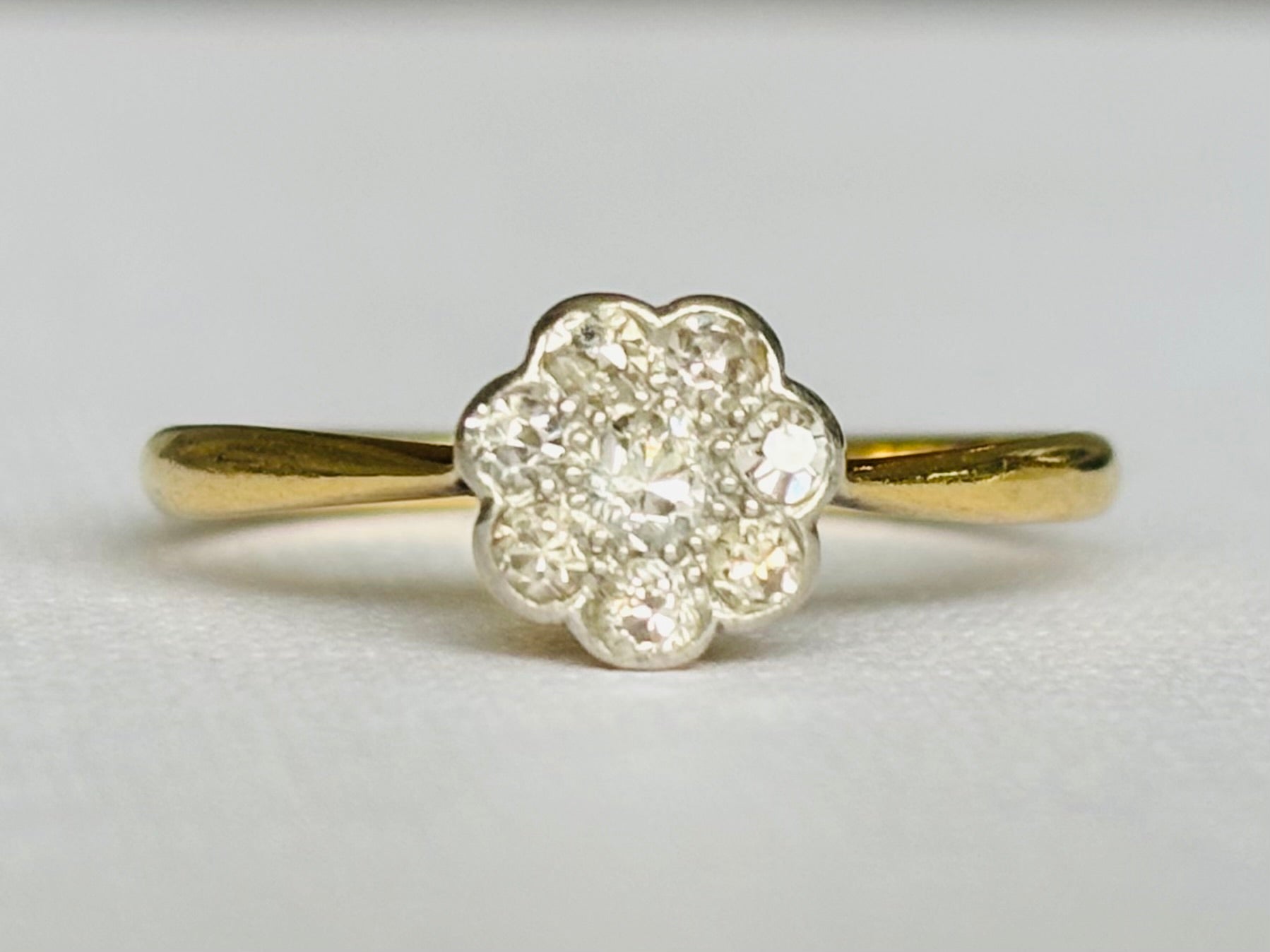 Vintage/Antique Diamond Daisy 18ct Gold Ring