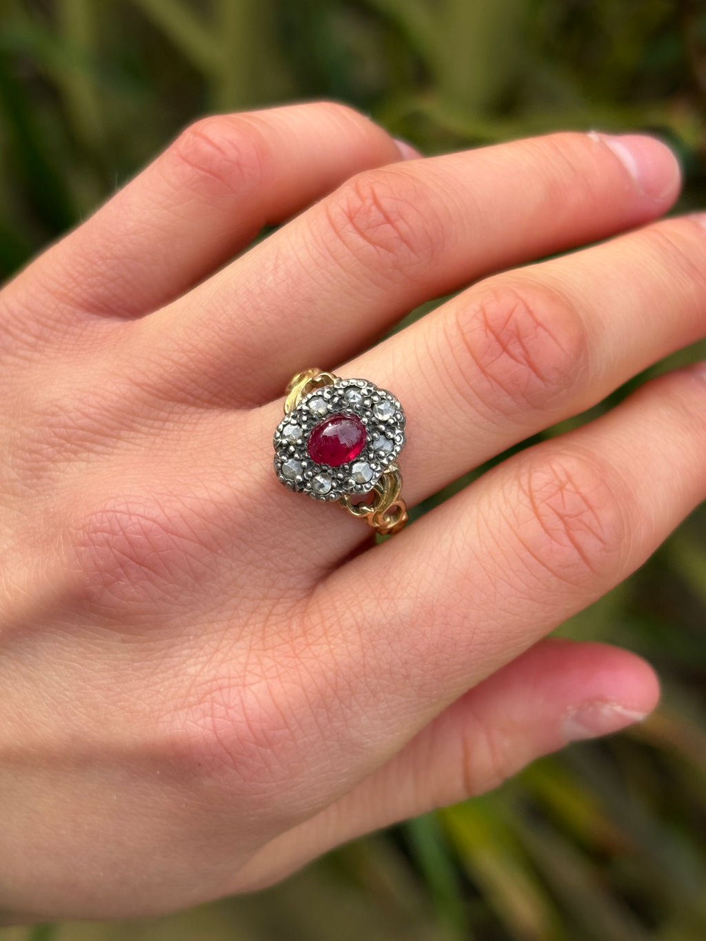 Antiguo rubí ovalado de cabujón georgiano de 0,84 quilates y diamante engastados en oro y plata de 14 k, tamaño Reino Unido N, EE. UU. 6 3/4