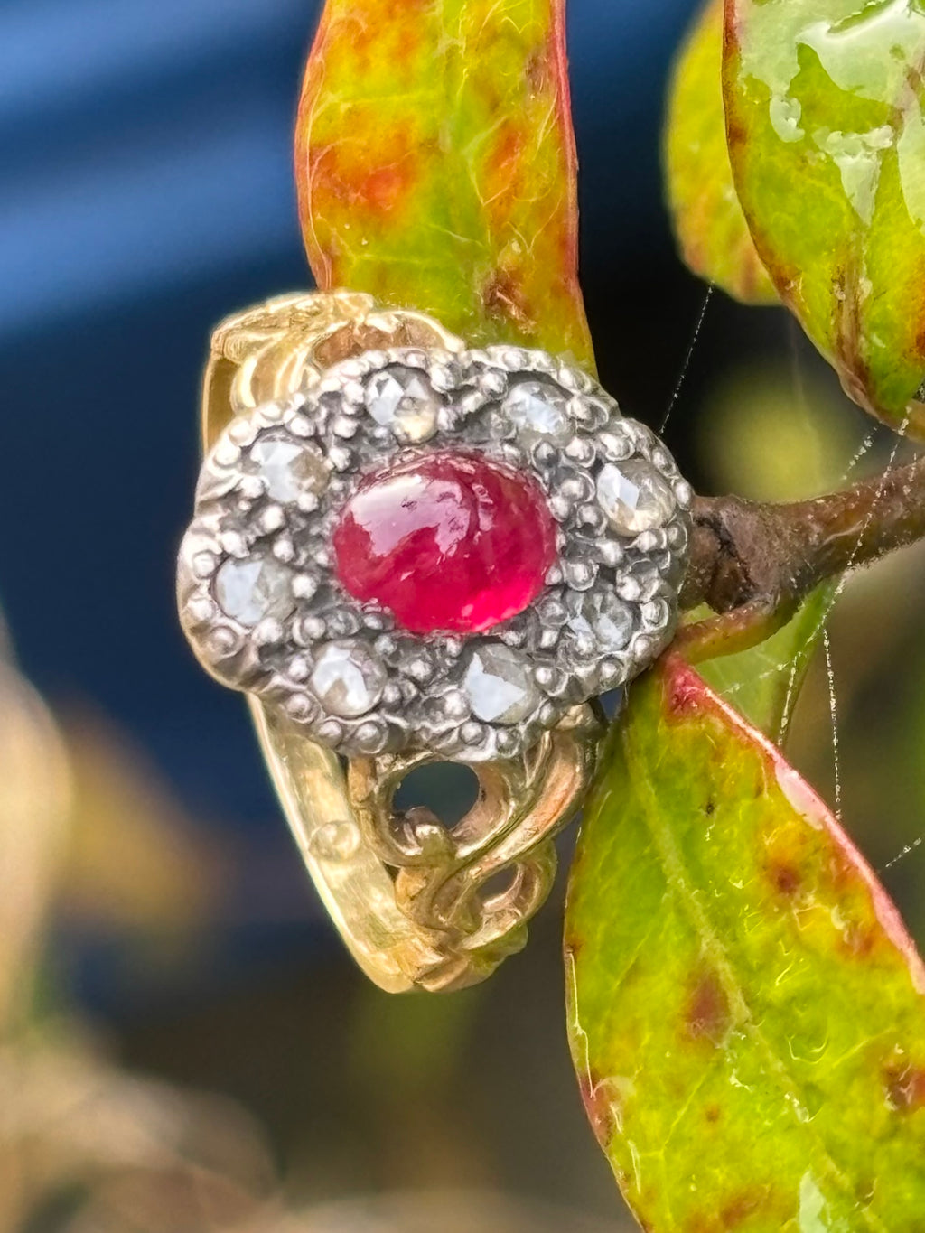 Antiguo rubí ovalado de cabujón georgiano de 0,84 quilates y diamante engastados en oro y plata de 14 k, tamaño Reino Unido N, EE. UU. 6 3/4