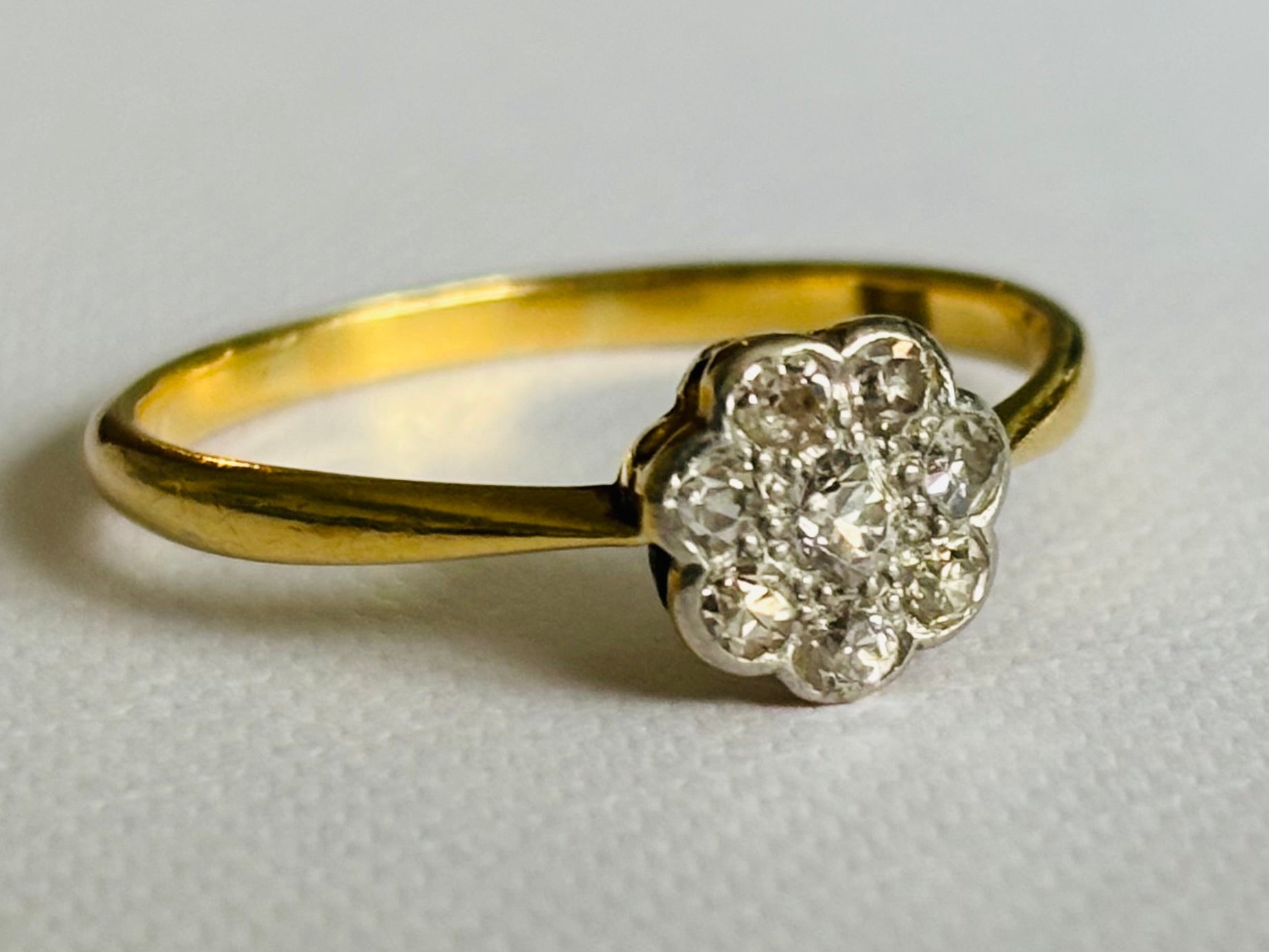 Vintage/Antique Diamond Daisy 18ct Gold Ring