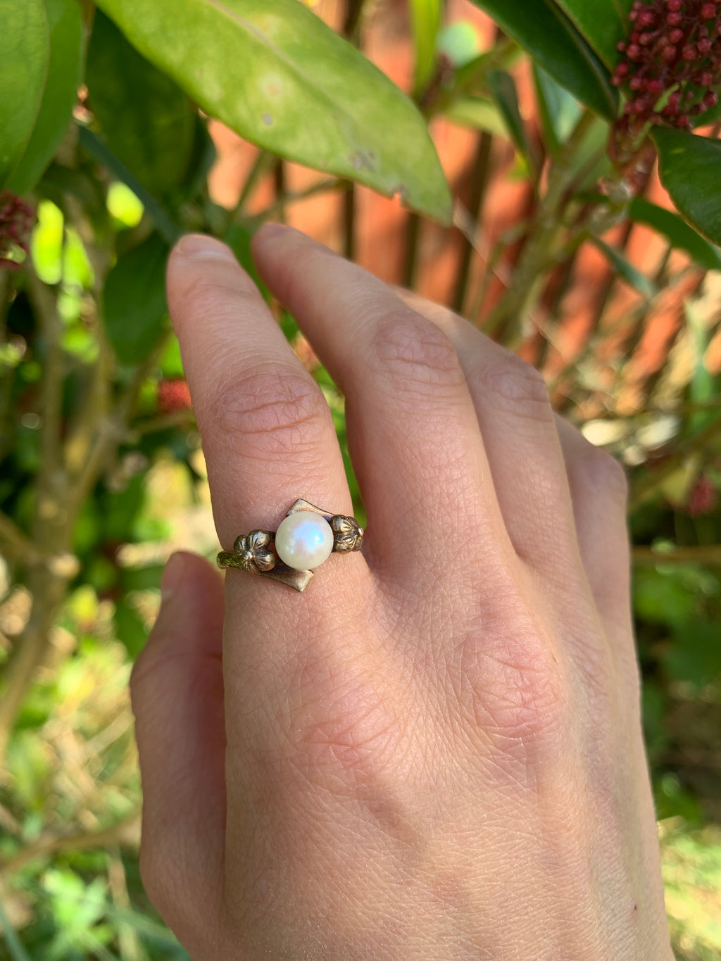 Beautiful 9ct Gold Cultured Pearl Floral Ring