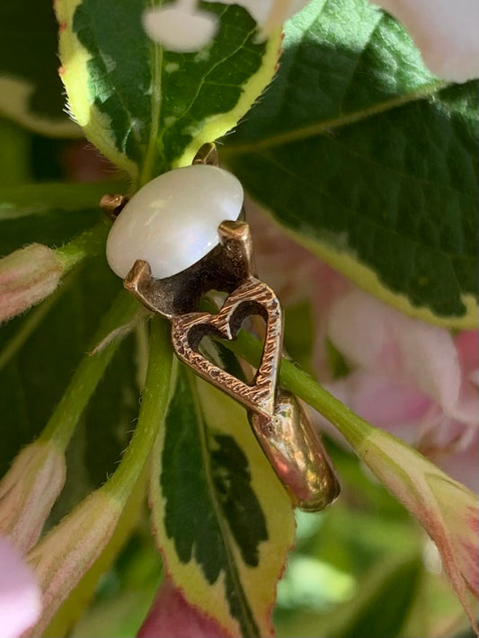 Beautiful Vintage/Antique 9ct Gold Opal Ring with Heart Shoulders