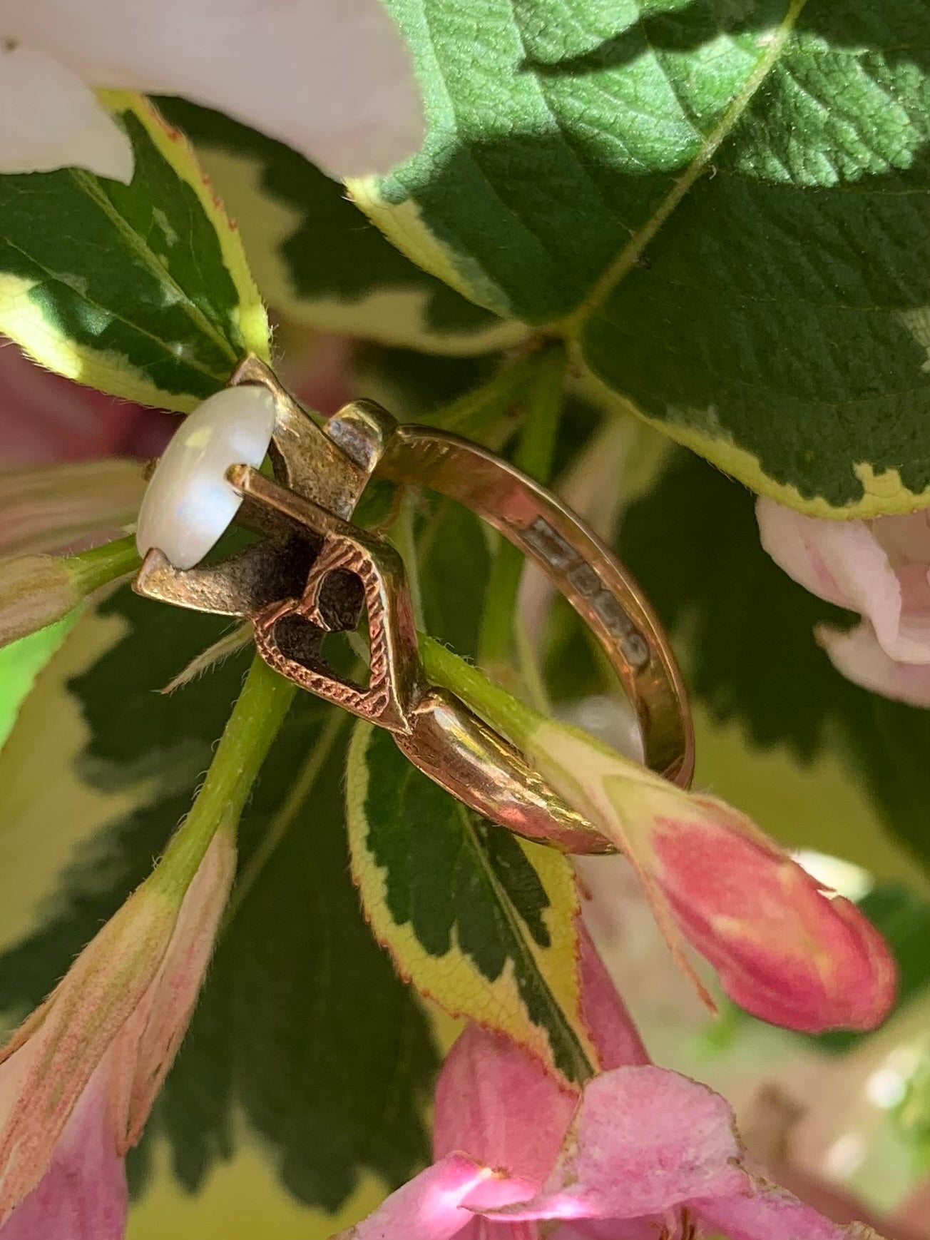 Beautiful Vintage/Antique 9ct Gold Opal Ring with Heart Shoulders