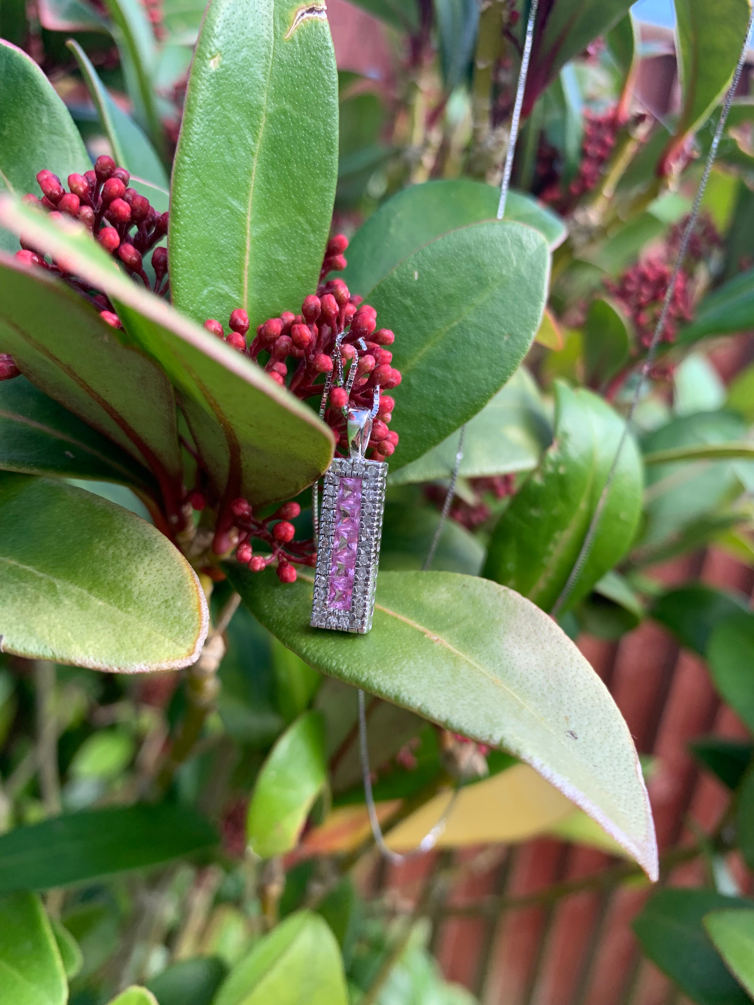 Vintage 1ct Rubí y Diamante engastados en Oro Blanco de 9ct