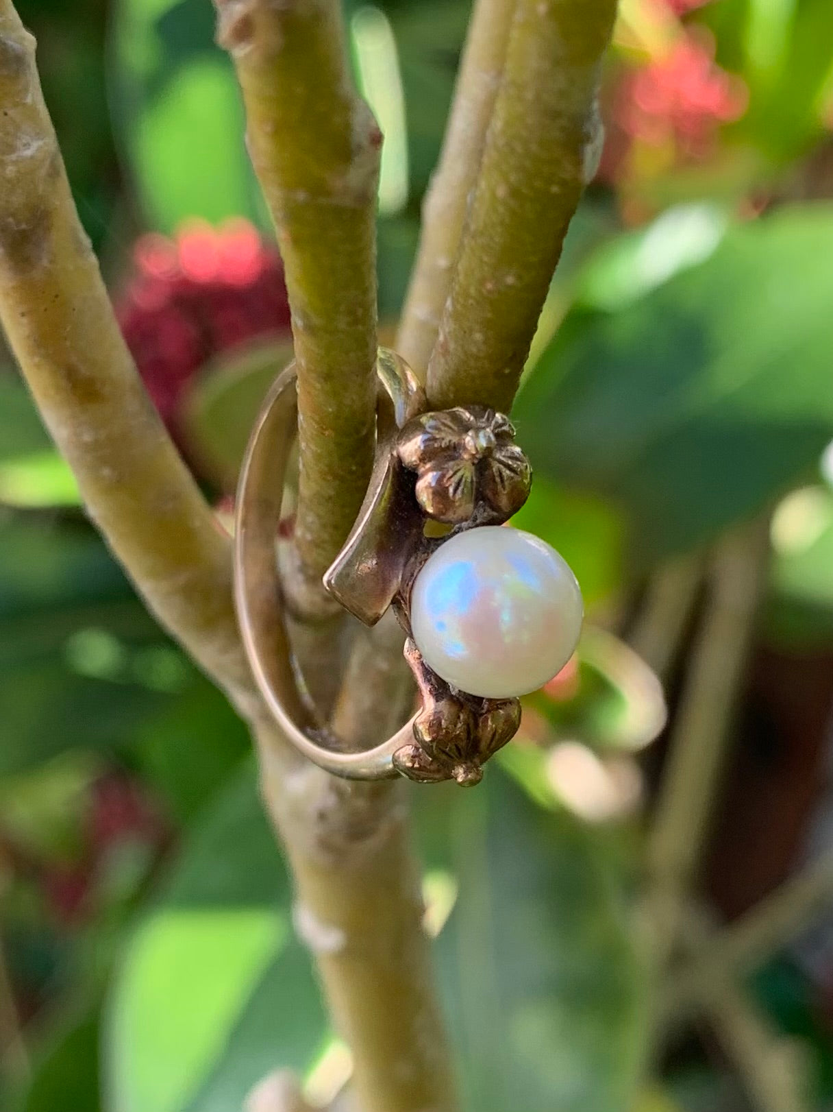 Beautiful 9ct Gold Cultured Pearl Floral Ring