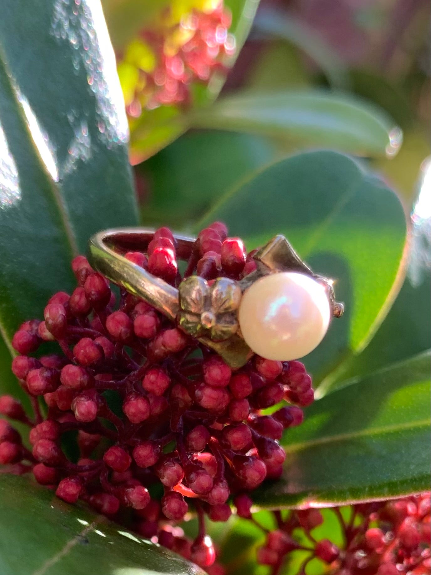 Beautiful 9ct Gold Cultured Pearl Floral Ring