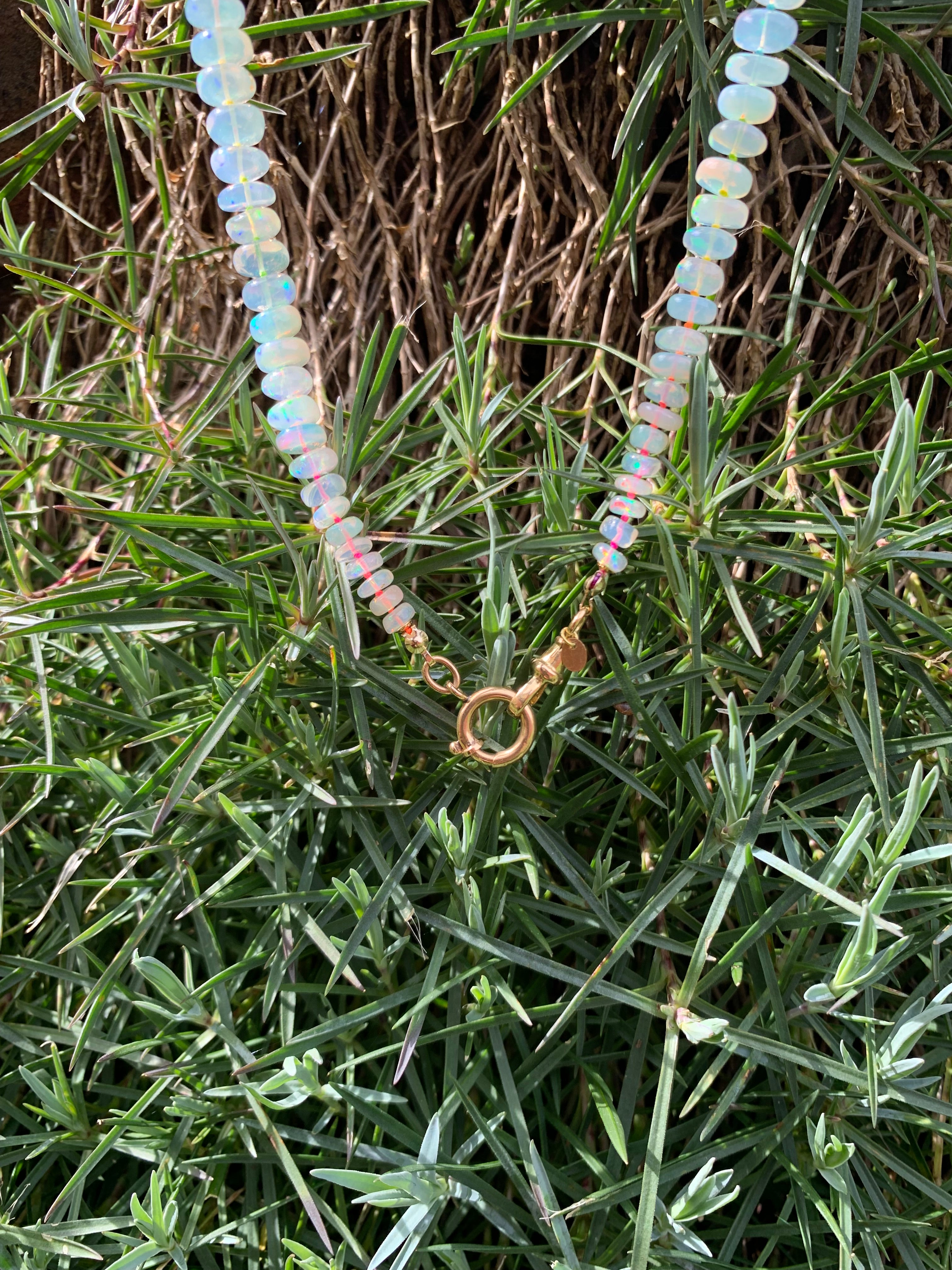 Magnífico collar de cuentas de ópalo etíope graduado con cierre de clip para perro de oro de 18 quilates