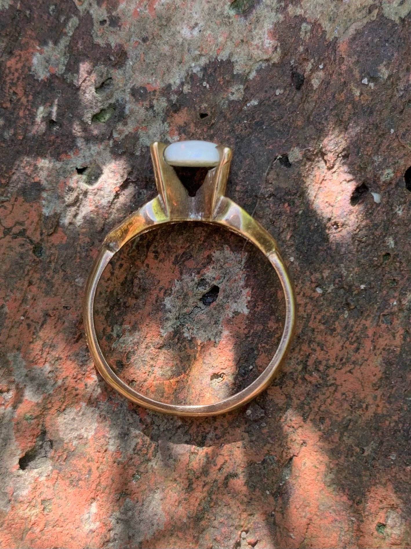 Beautiful Vintage/Antique 9ct Gold Opal Ring with Heart Shoulders