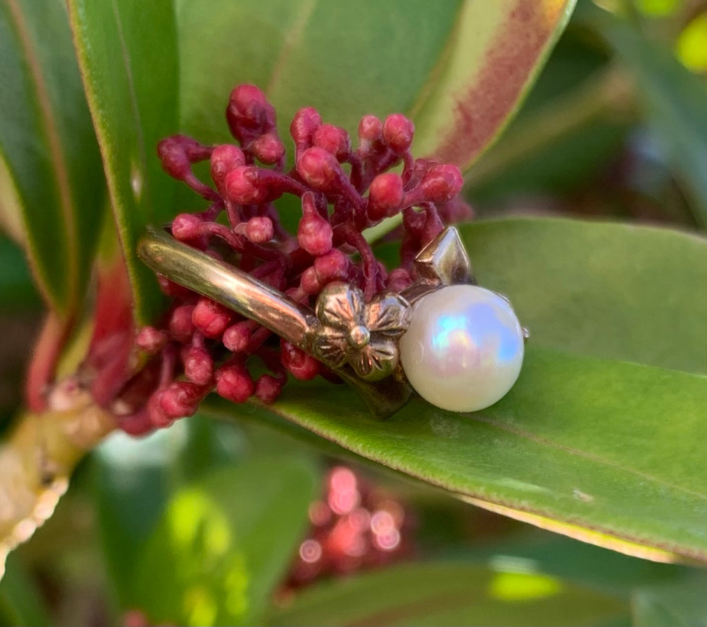 Beautiful 9ct Gold Cultured Pearl Floral Ring