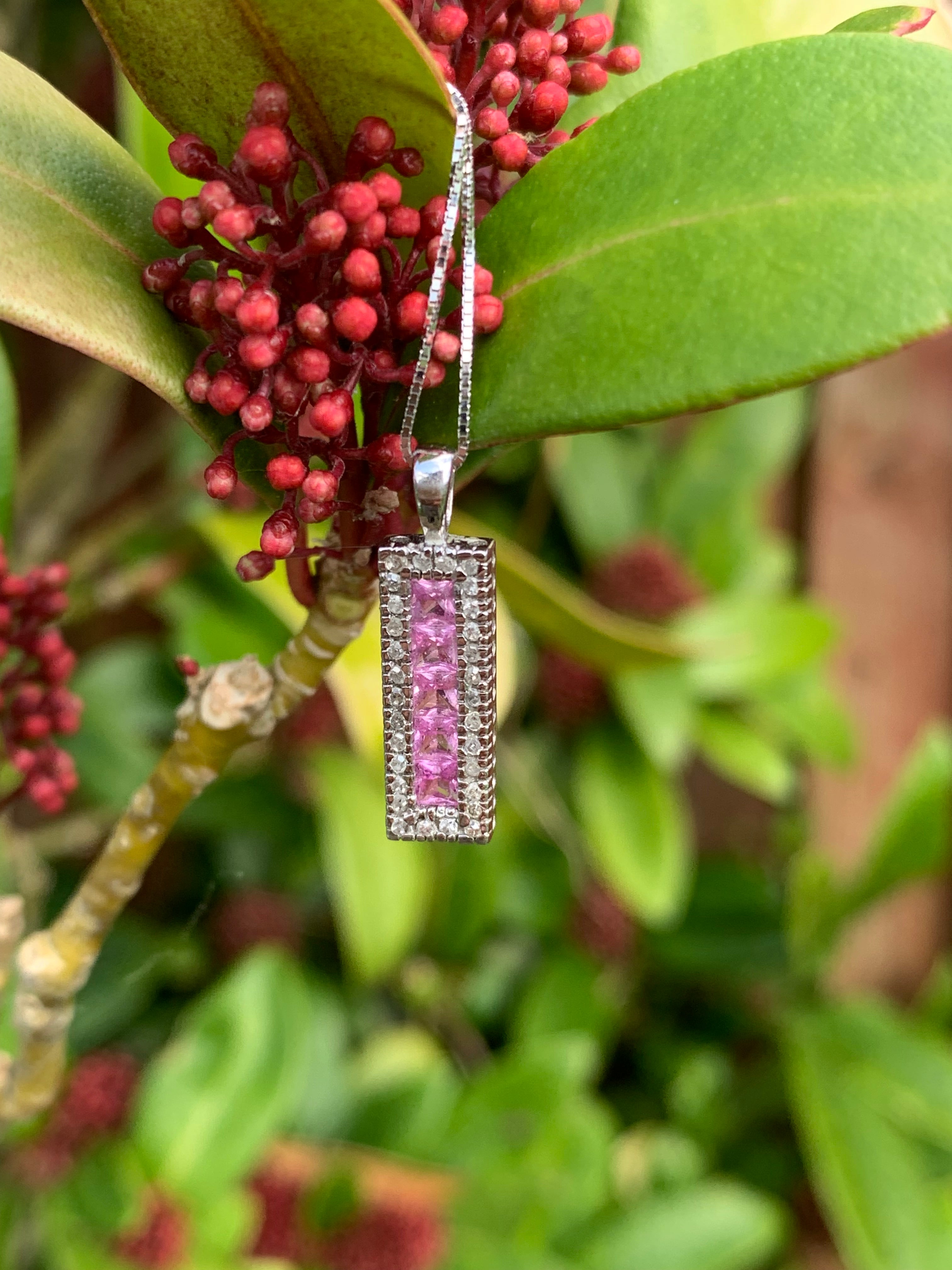 Vintage 1ct Rubí y Diamante engastados en Oro Blanco de 9ct