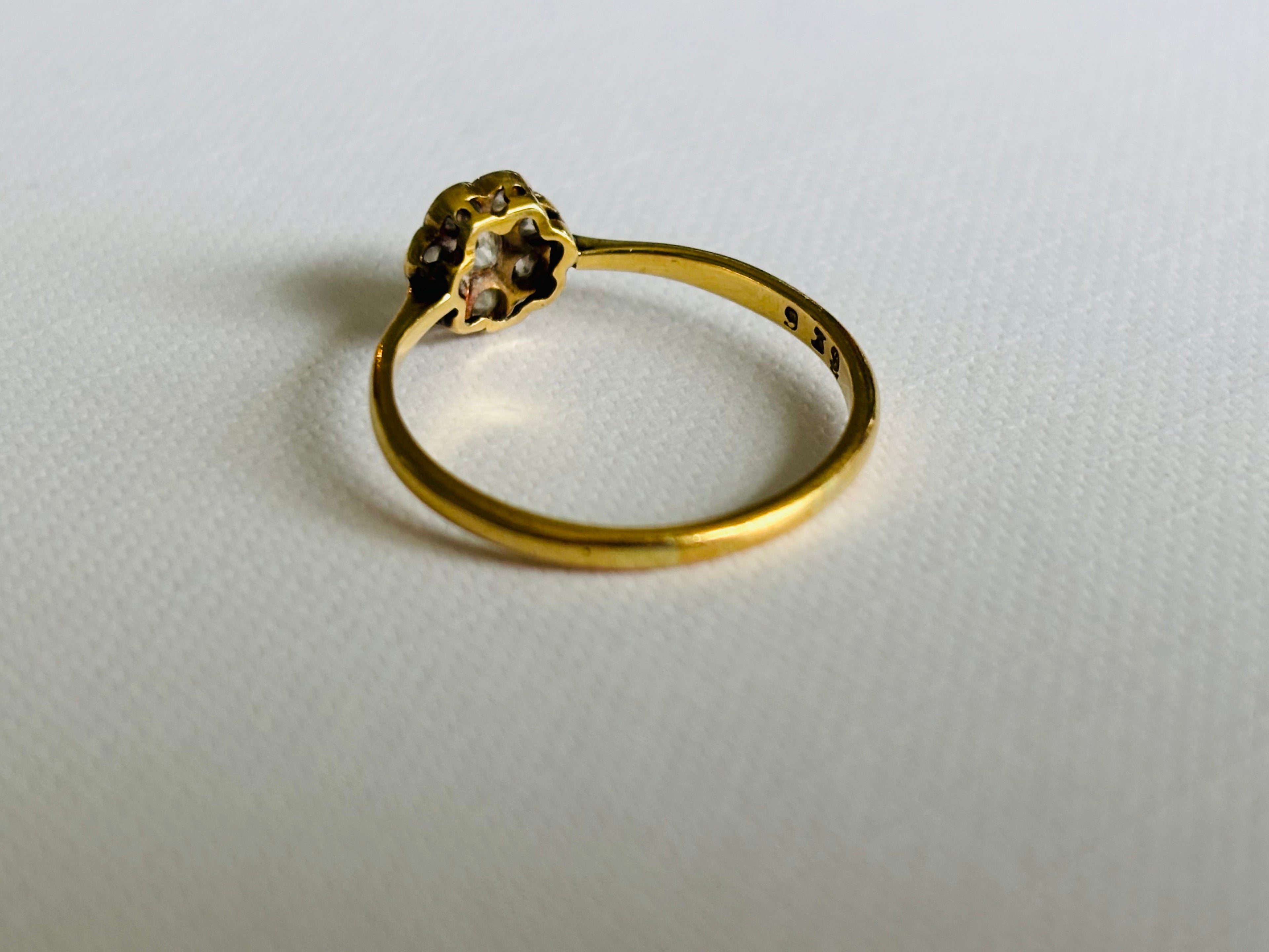 Vintage/Antique Diamond Daisy 18ct Gold Ring