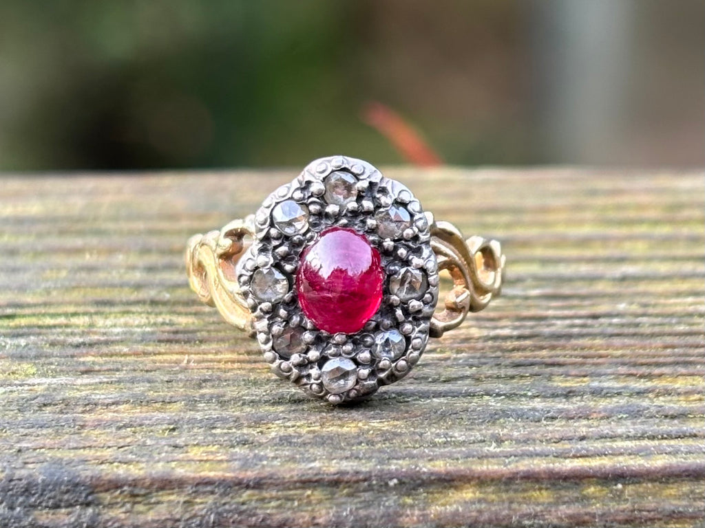 Antiguo rubí ovalado de cabujón georgiano de 0,84 quilates y diamante engastados en oro y plata de 14 k, tamaño Reino Unido N, EE. UU. 6 3/4