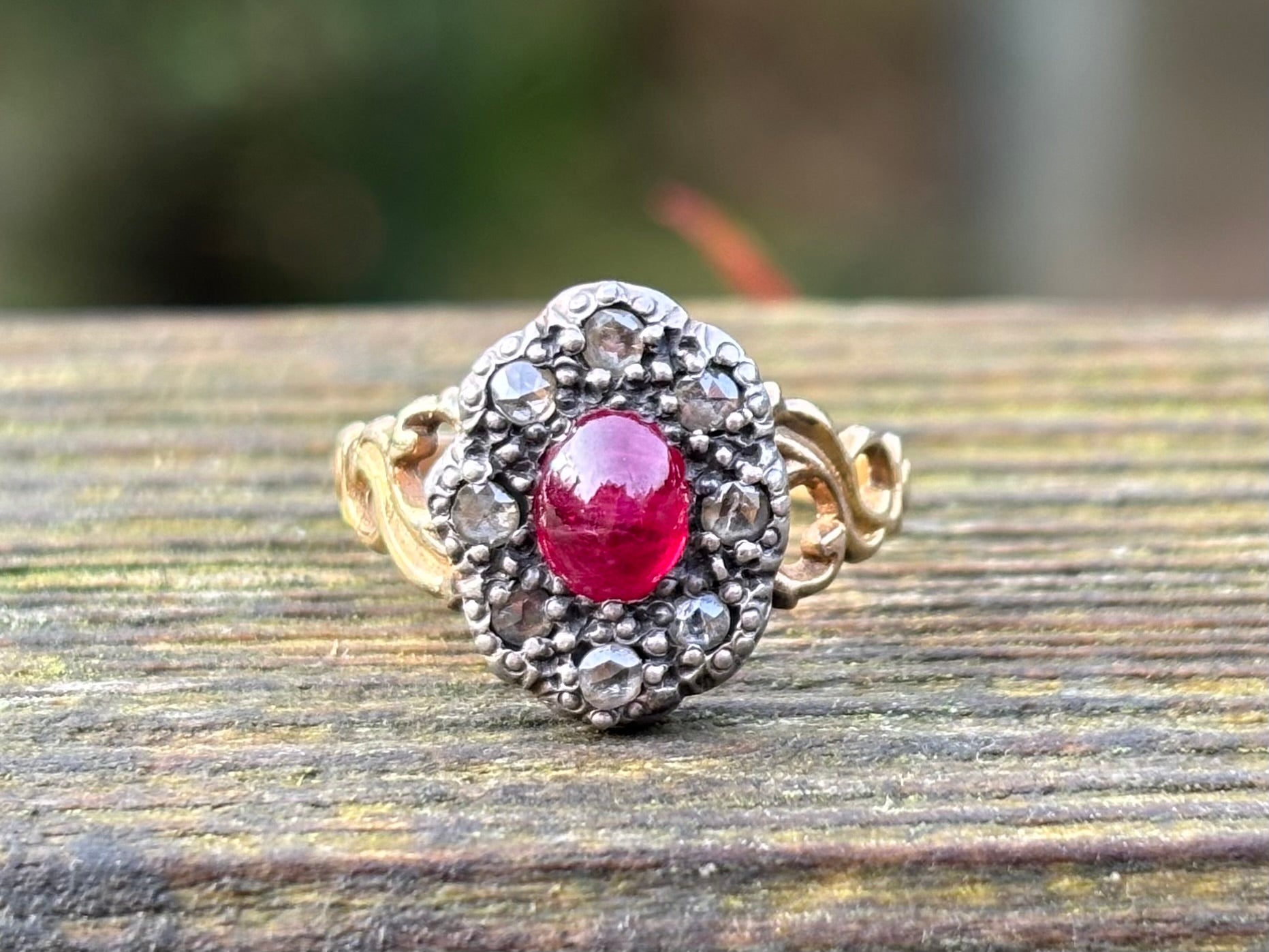 طقم كابوشون بيضاوي من الياقوت والألماس الجورجي العتيق 0.84 قيراط من الذهب والفضة عيار 14 قيراط، مقاس المملكة المتحدة N، الولايات المتحدة 6 3/4