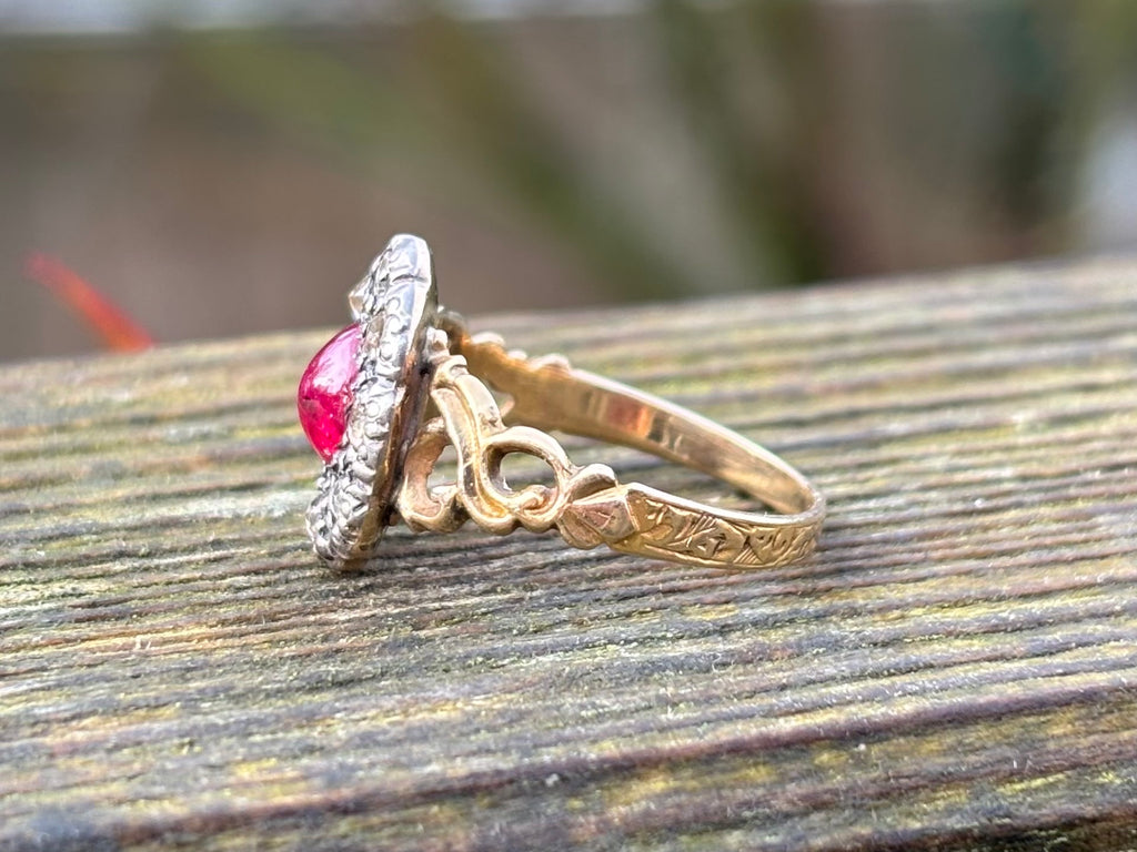 Antiguo rubí ovalado de cabujón georgiano de 0,84 quilates y diamante engastados en oro y plata de 14 k, tamaño Reino Unido N, EE. UU. 6 3/4
