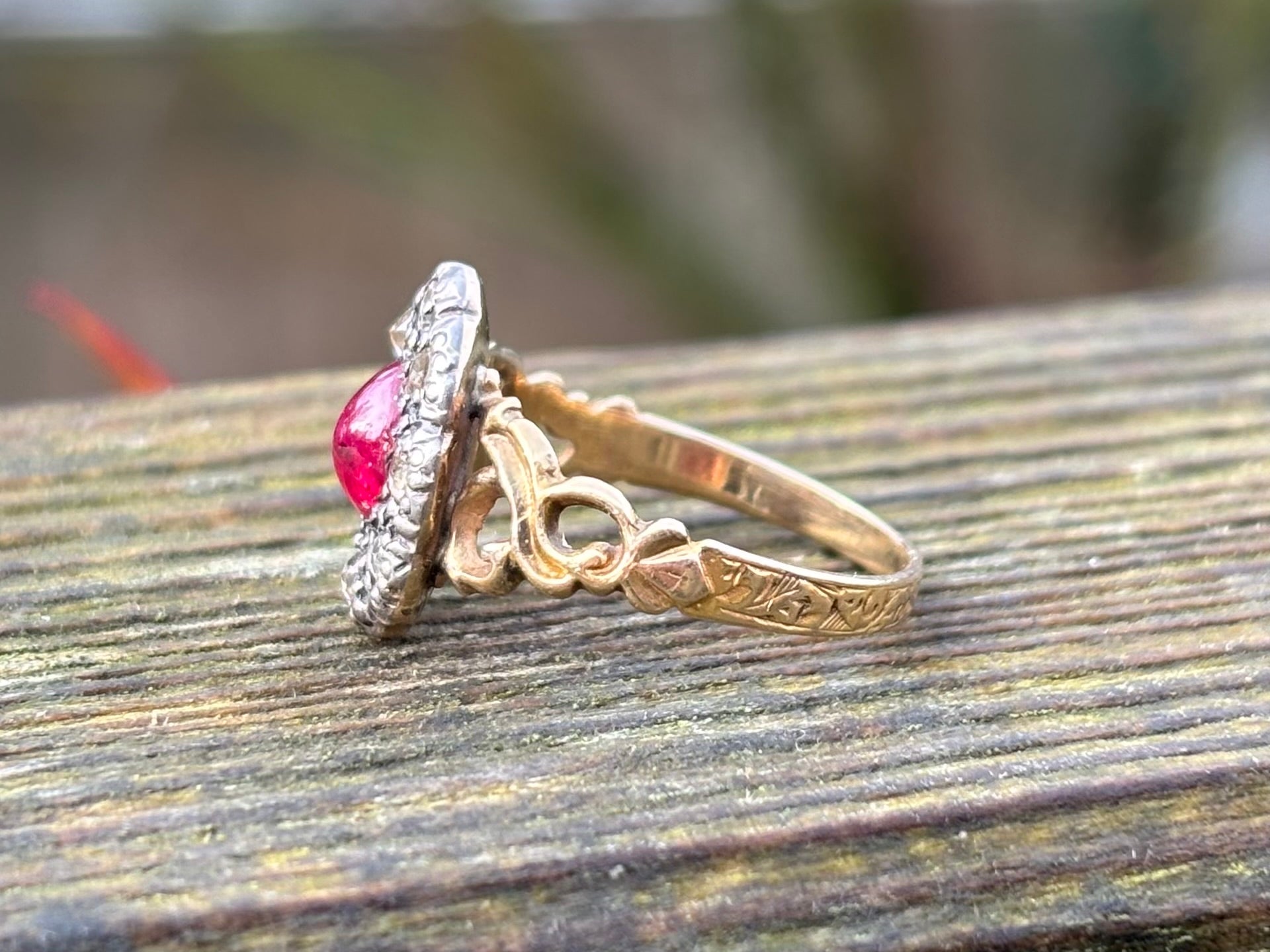 Antiguo rubí ovalado de cabujón georgiano de 0,84 quilates y diamante engastados en oro y plata de 14 k, tamaño Reino Unido N, EE. UU. 6 3/4