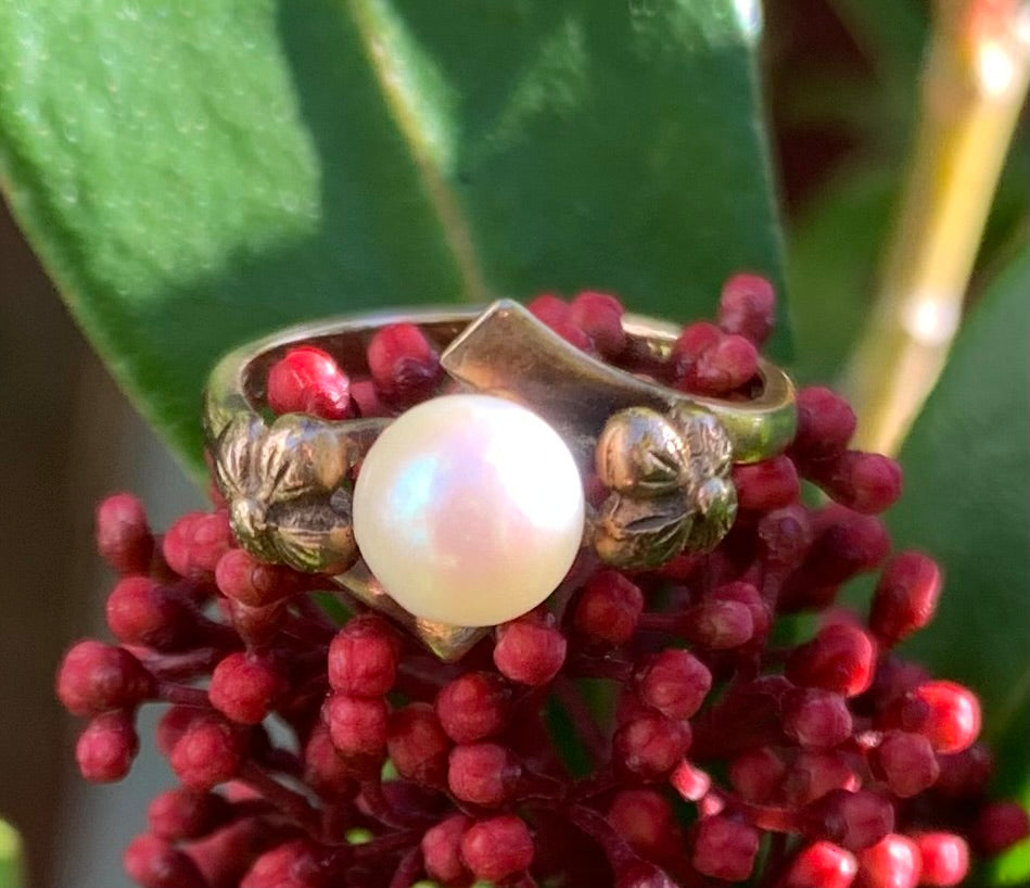 Beautiful 9ct Gold Cultured Pearl Floral Ring