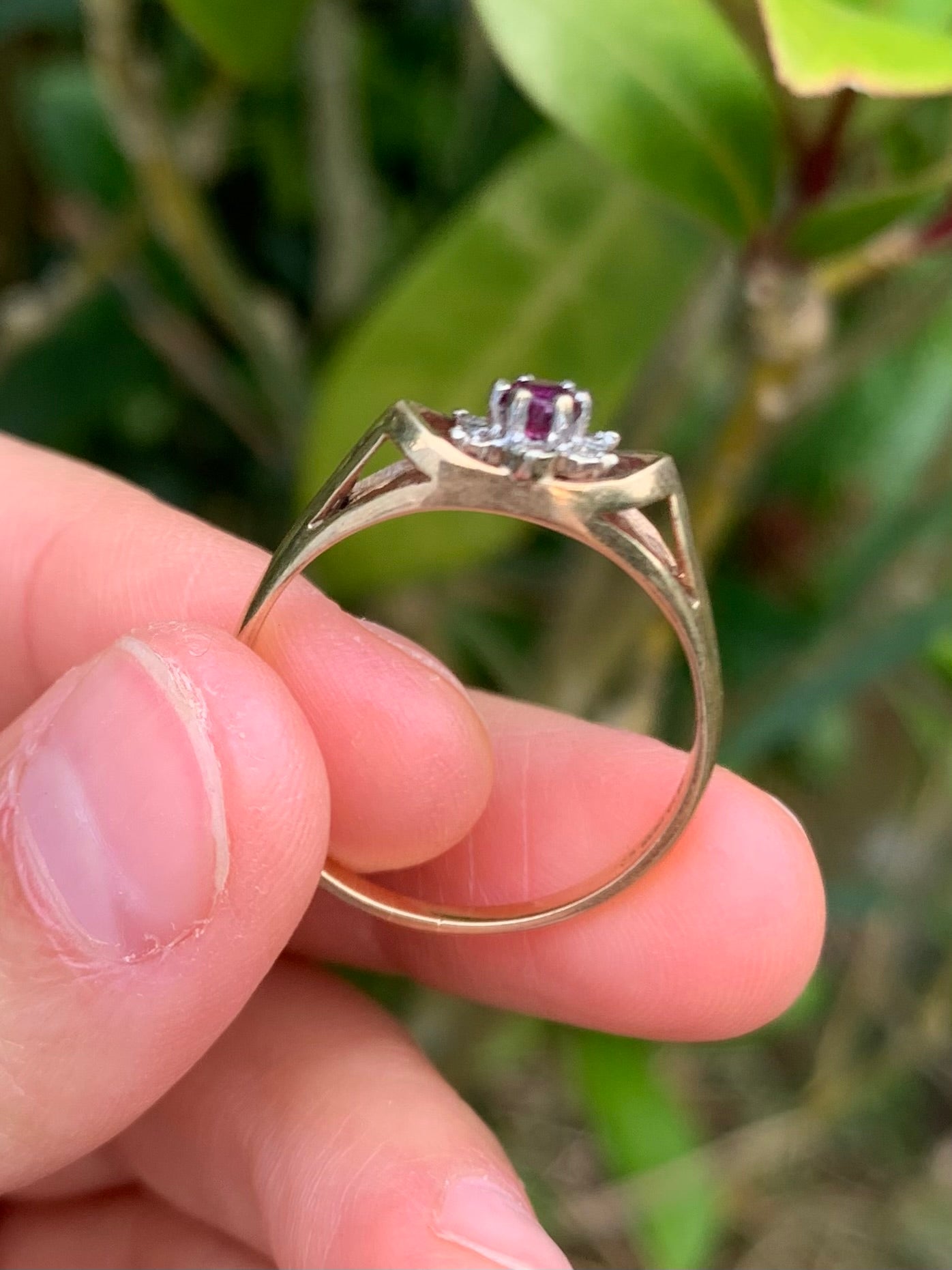 Beautiful 9ct Gold Ruby & Diamond Ring