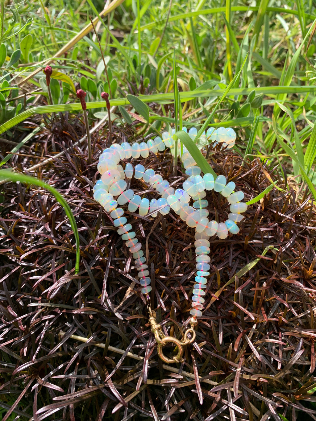 Magnífico collar de cuentas de ópalo etíope graduado con cierre de clip para perro de oro de 18 quilates