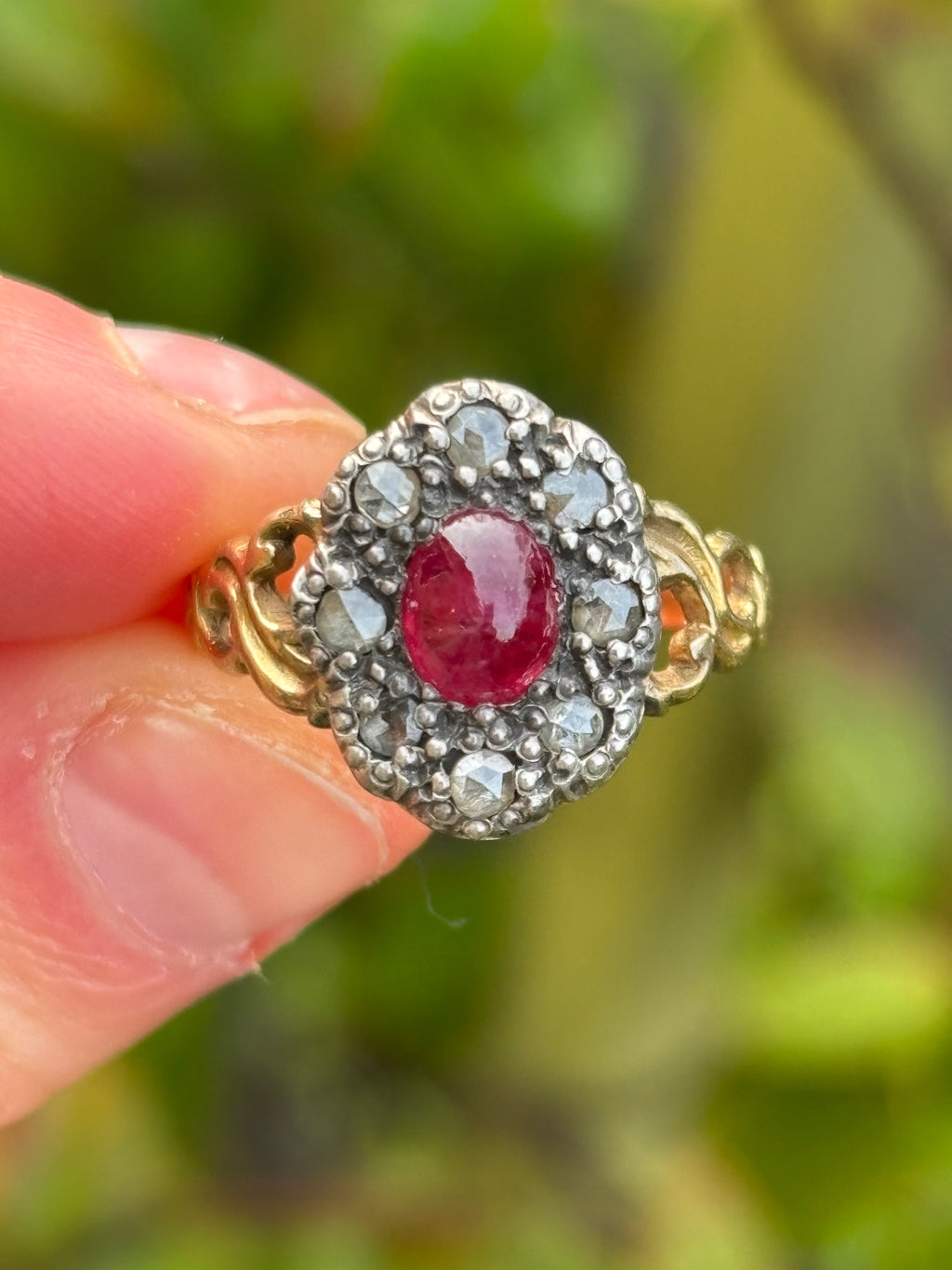 Antiguo rubí ovalado de cabujón georgiano de 0,84 quilates y diamante engastados en oro y plata de 14 k, tamaño Reino Unido N, EE. UU. 6 3/4