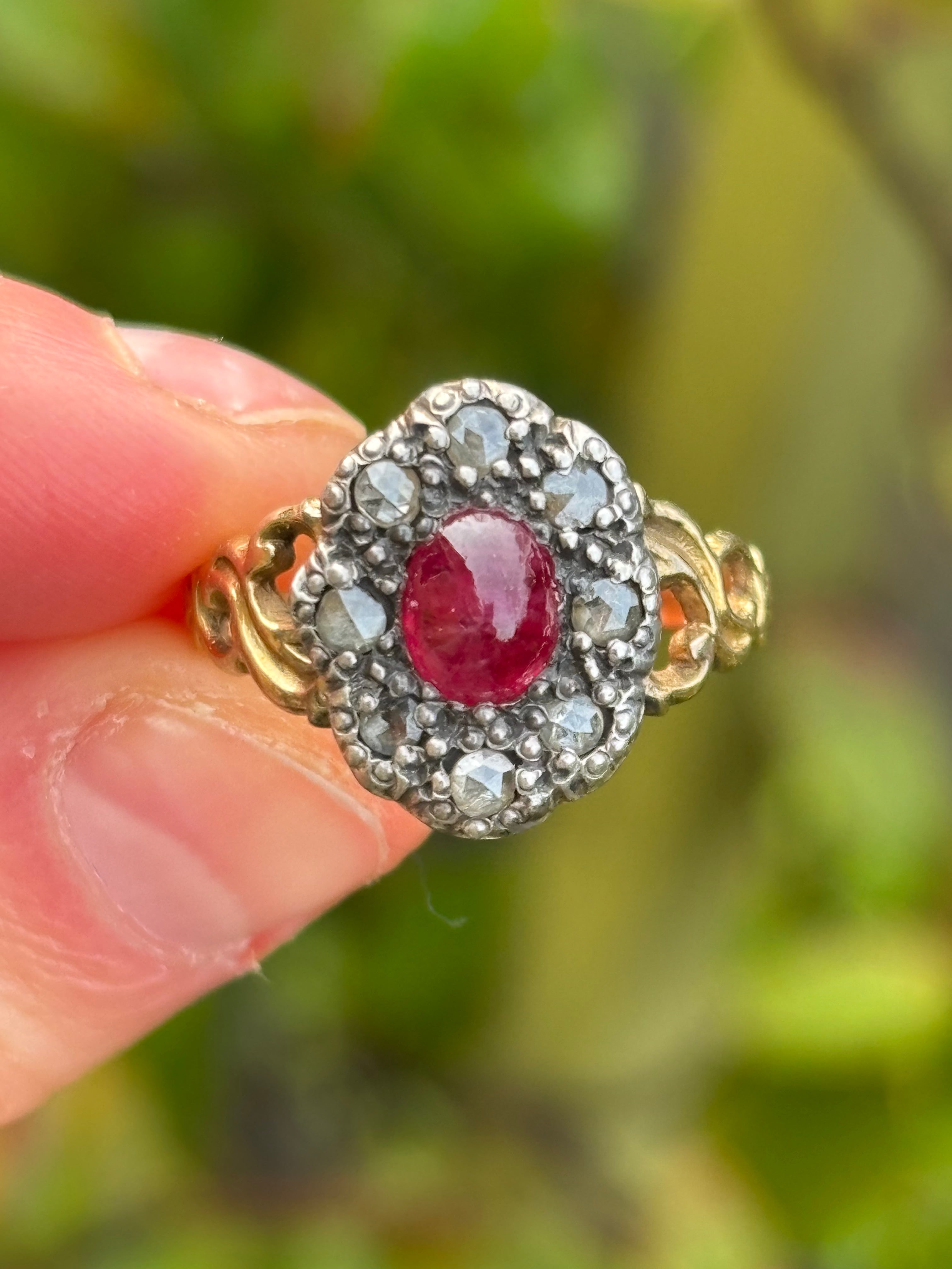 طقم كابوشون بيضاوي من الياقوت والألماس الجورجي العتيق 0.84 قيراط من الذهب والفضة عيار 14 قيراط، مقاس المملكة المتحدة N، الولايات المتحدة 6 3/4