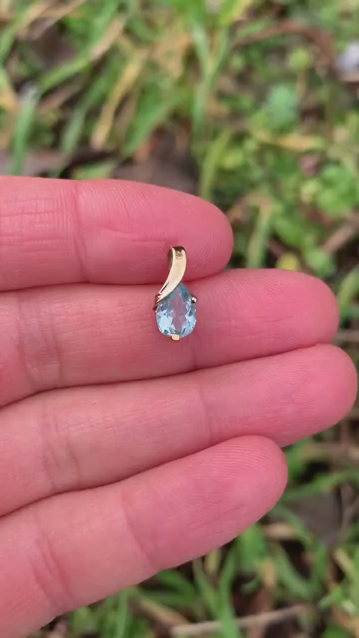 Vintage 1ct Topaz Pendant set in 9ct Gold