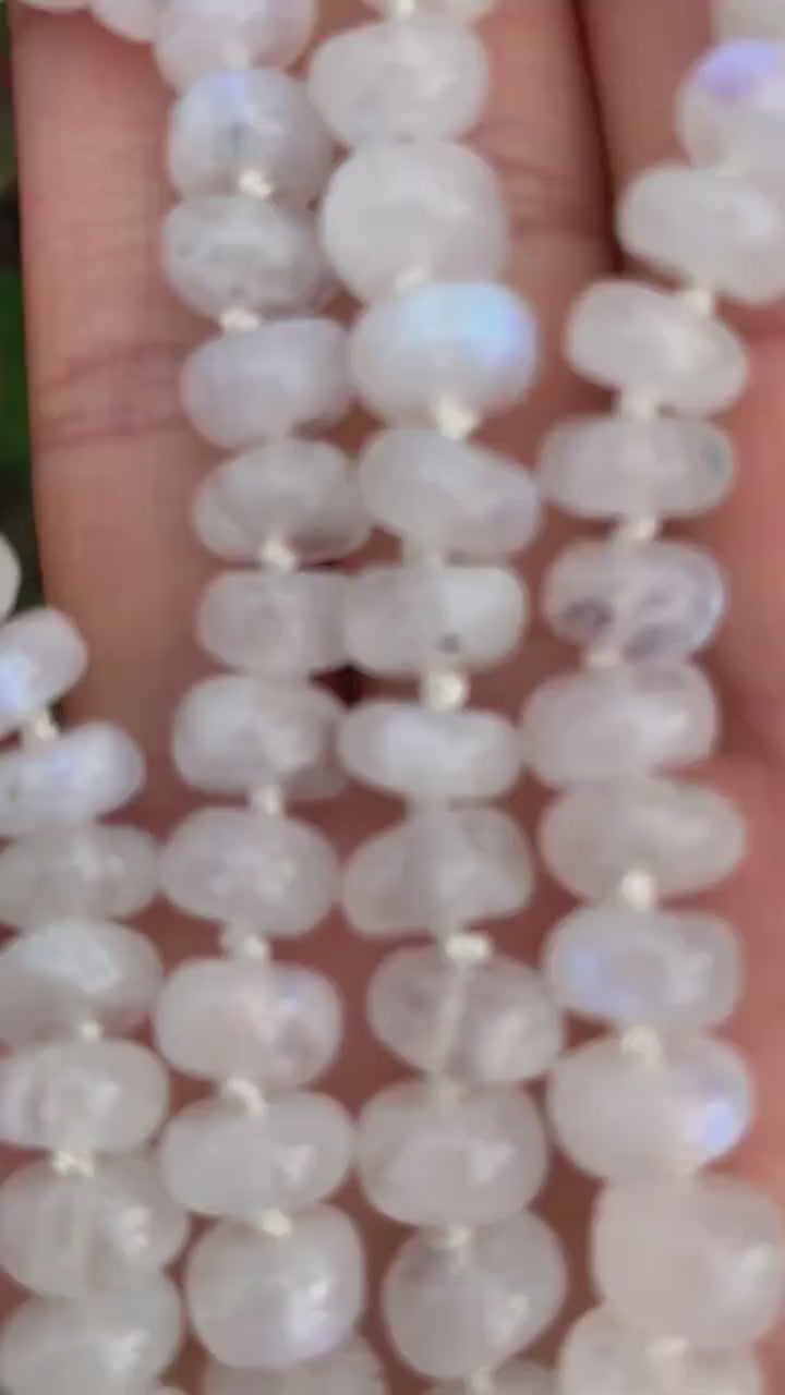 Collar de cuentas con conector de corazón de bucles abiertos de oro de 18 quilates con piedra lunar arcoíris natural