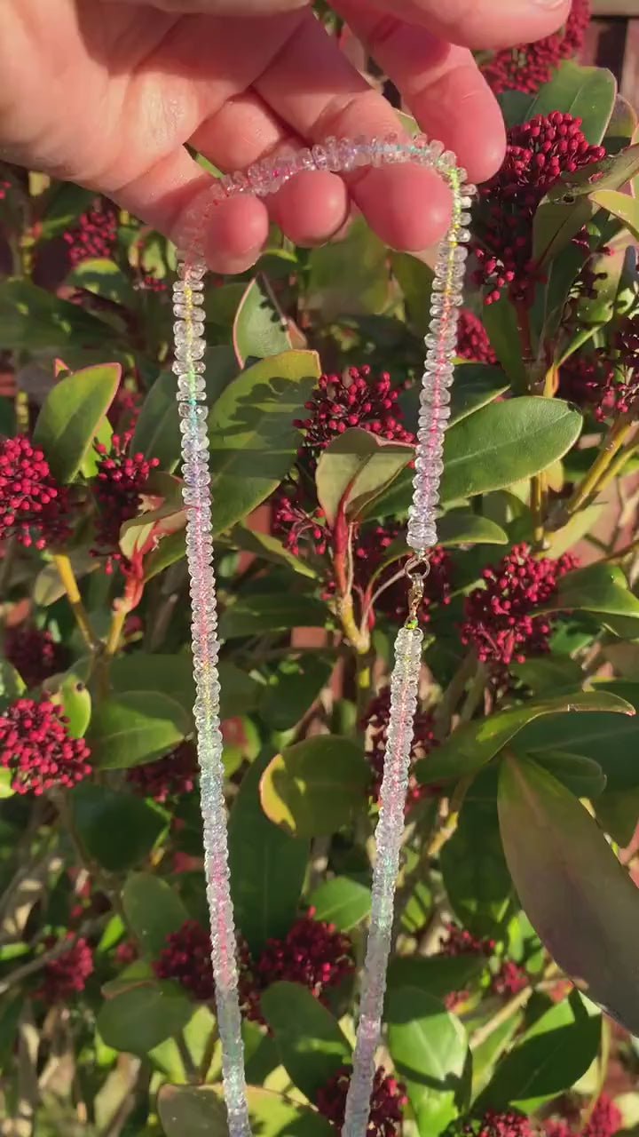 Magnífico collar de cuentas de seda arcoíris de neón y topacio blanco de oro de 18 quilates