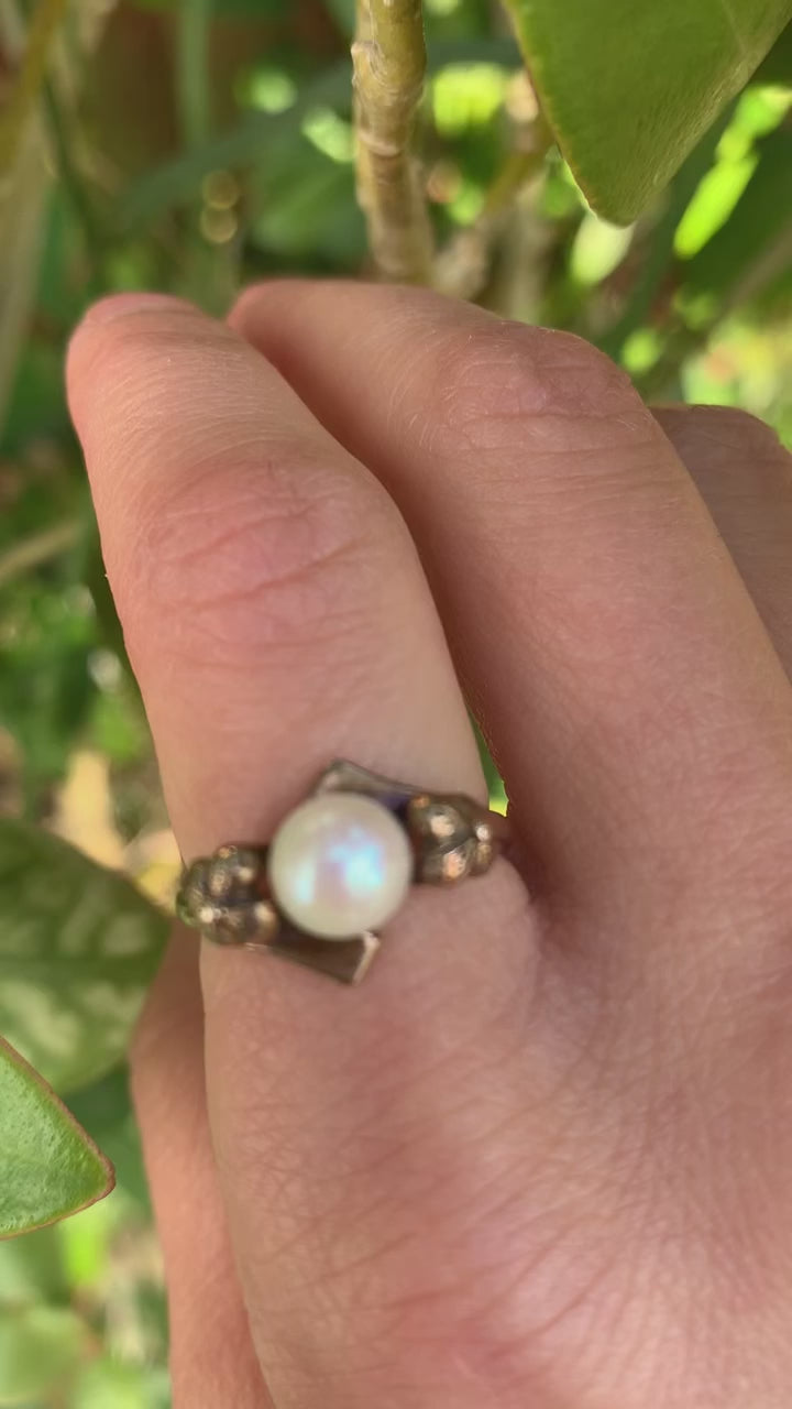 Beautiful 9ct Gold Cultured Pearl Floral Ring