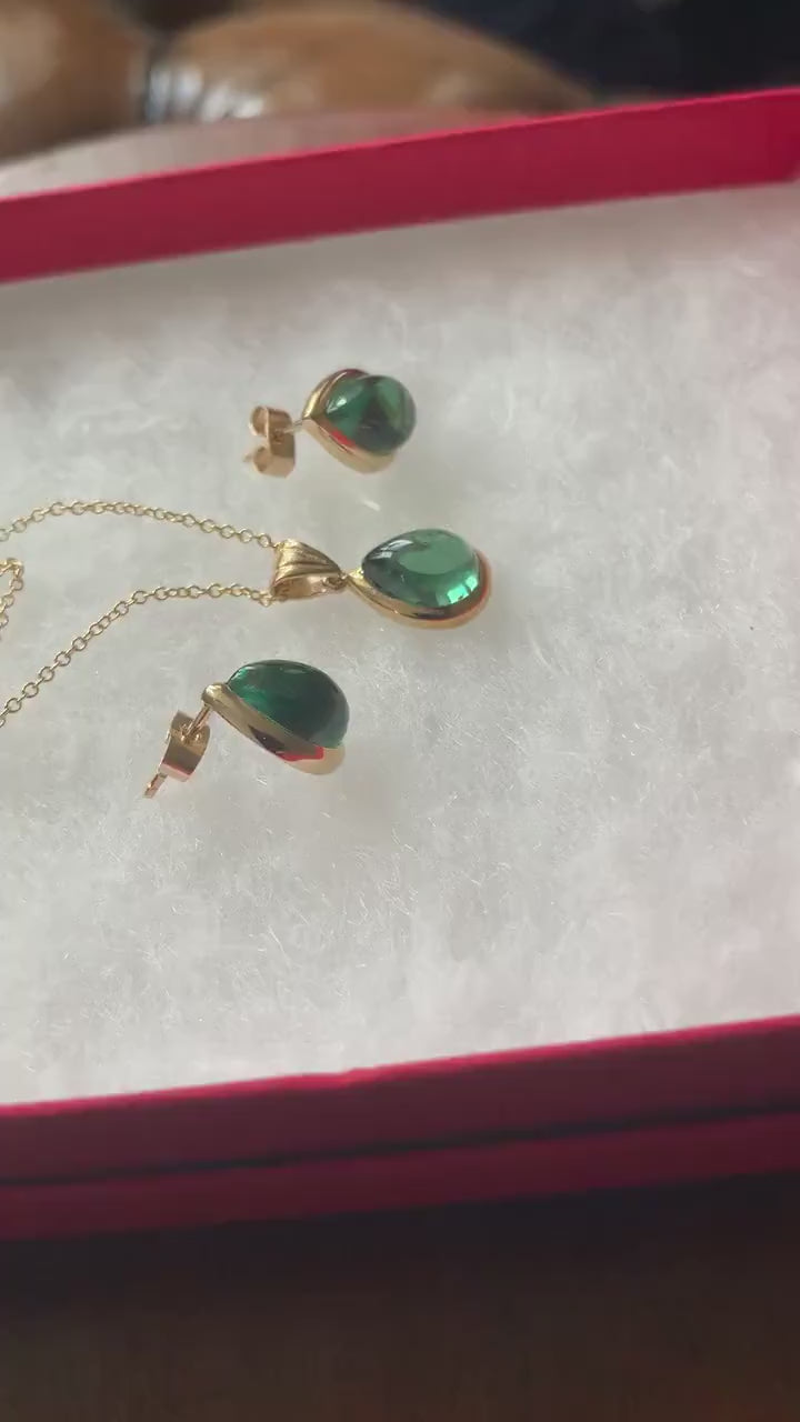 Colgante de fluorita verde cabujón en forma de pera de oro amarillo macizo de 9 k