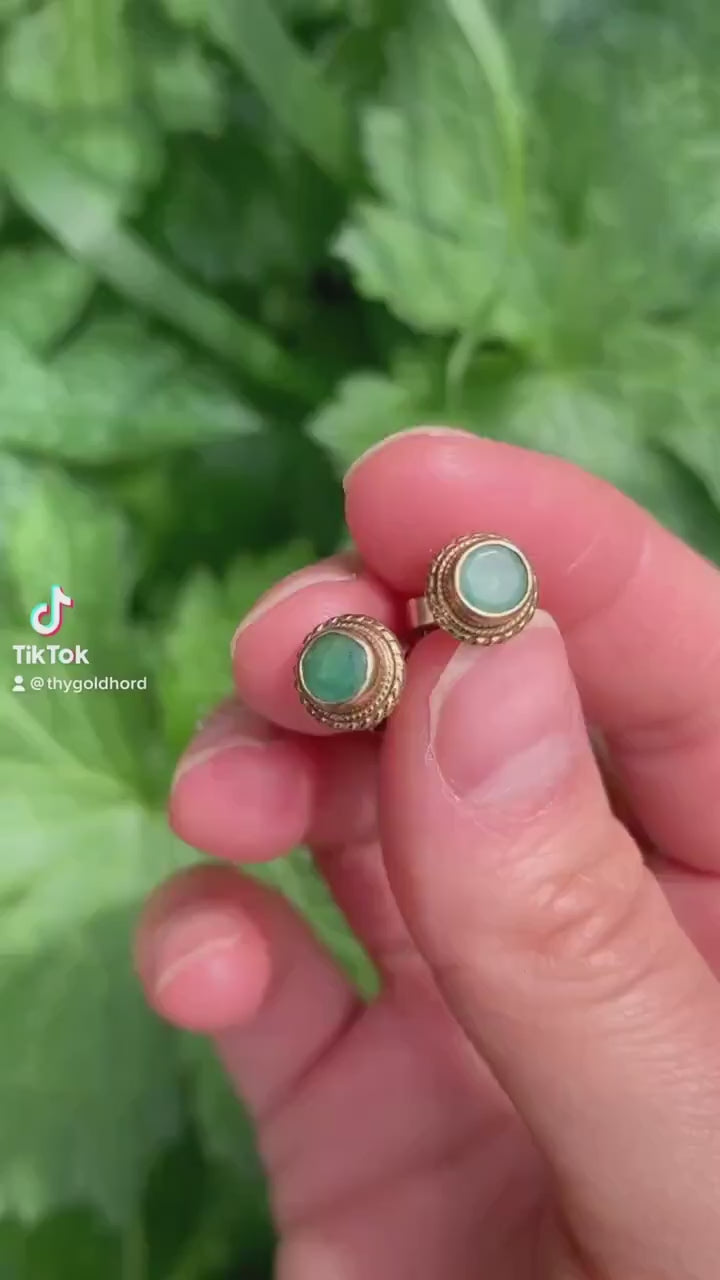 Pendientes vintage con esmeralda de talla redonda de 0,76 quilates en oro amarillo de 9 quilates