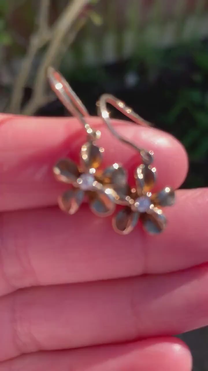 Aretes colgantes con forma de flor y diamantes en oro amarillo de 14 quilates Pre-Loved