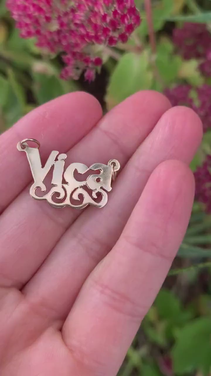 Colgante personalizado con etiqueta 'Vica' de oro amarillo de 14 k de segunda mano