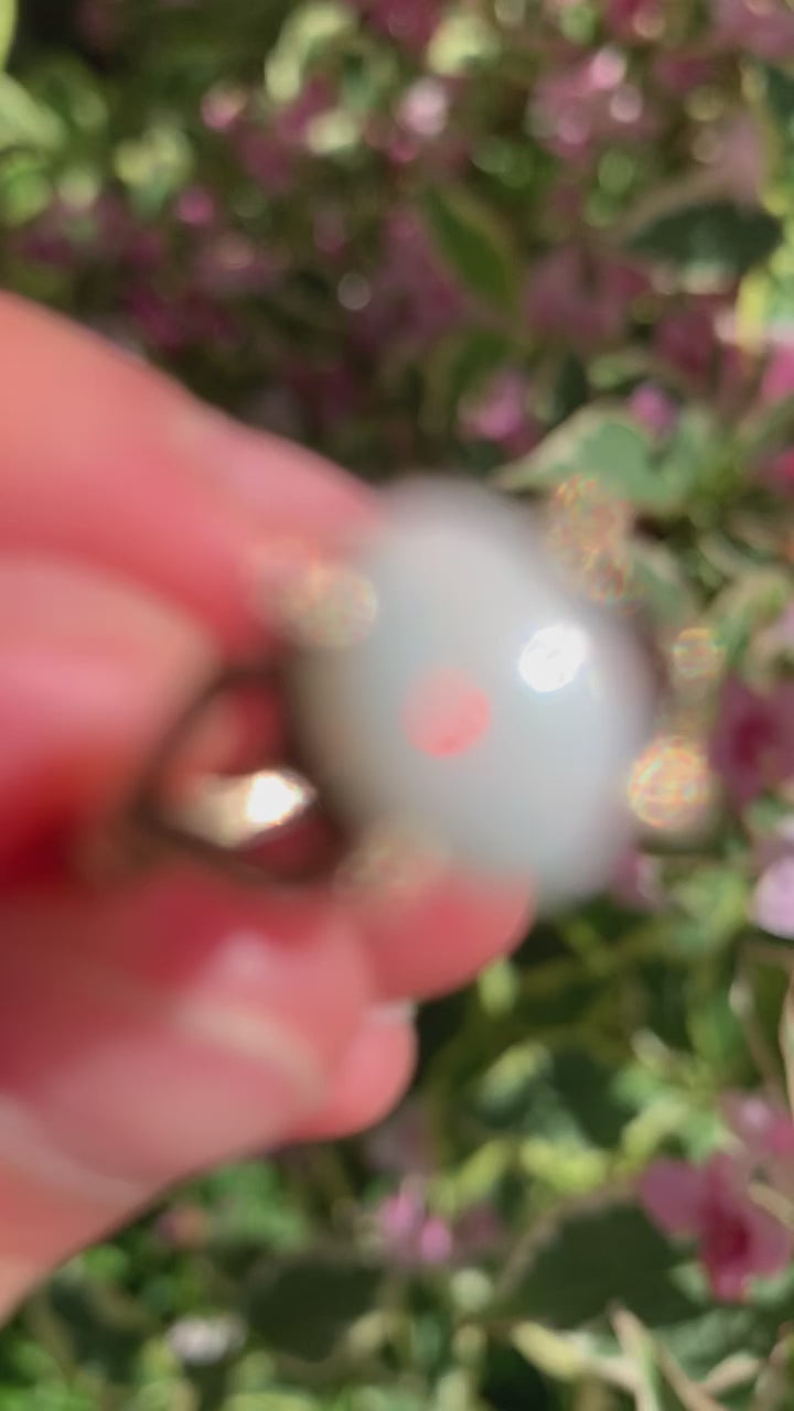 Beautiful Vintage/Antique 9ct Gold Opal Ring with Heart Shoulders