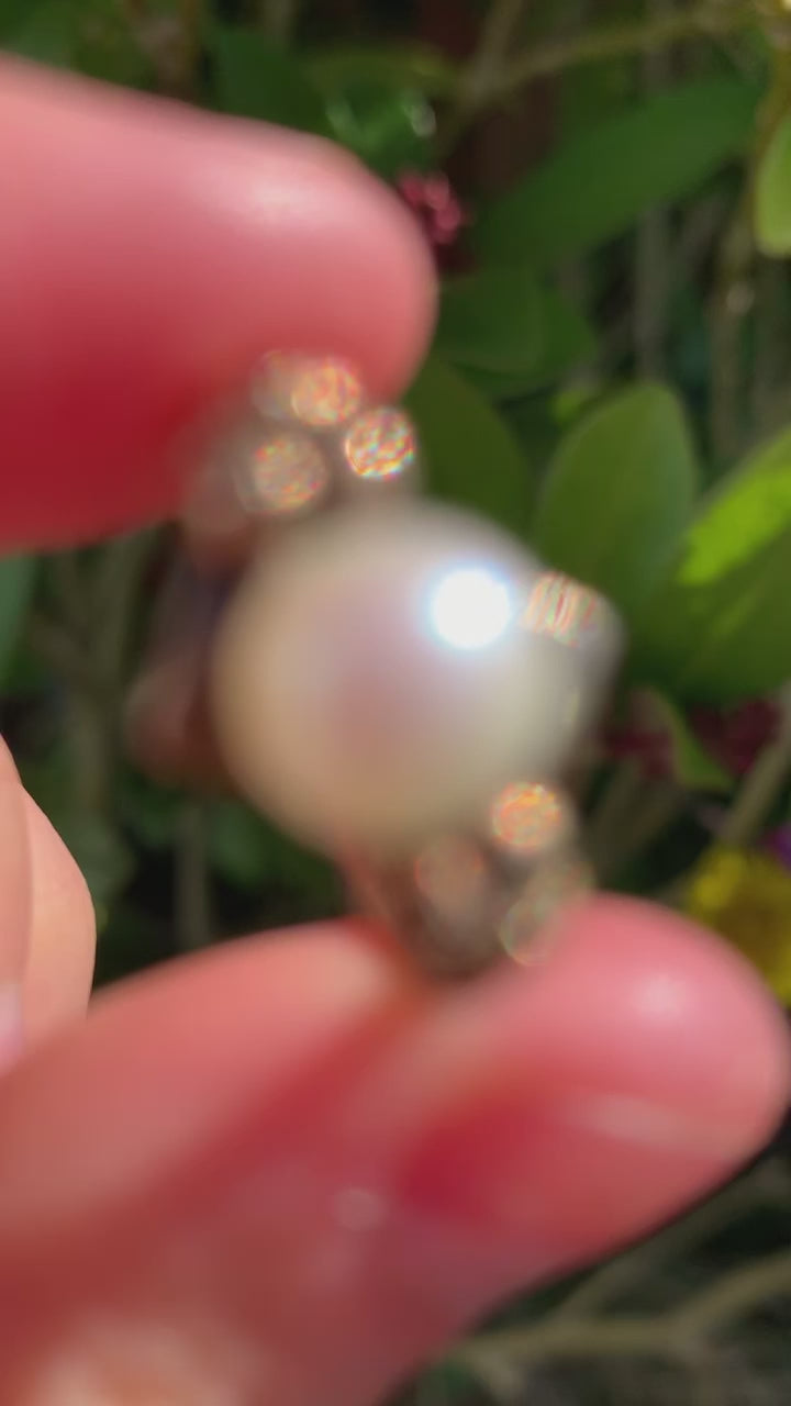 Beautiful 9ct Gold Cultured Pearl Floral Ring