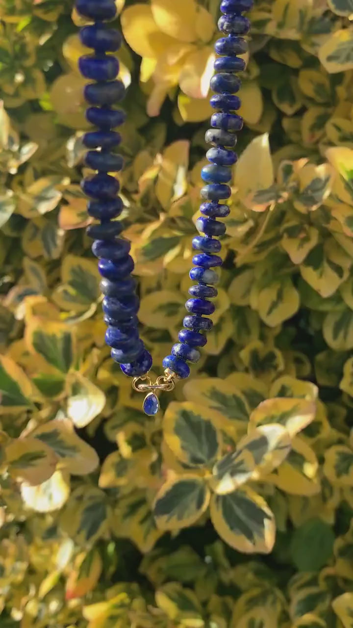 Encantador colgante de cianita con conector de bucles abiertos de oro de 18 quilates con lapislázuli