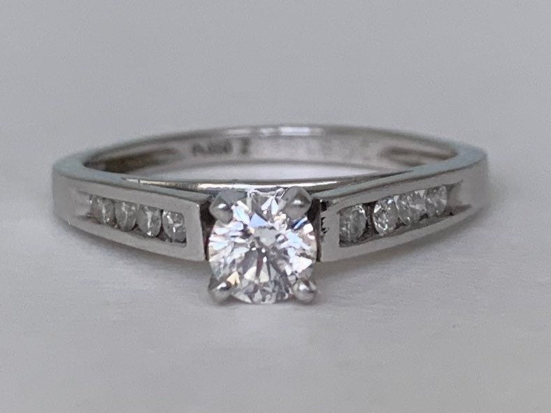 خاتم خطوبة من البلاتين والألماس اللامع 0.48 قيراط عتيق، 3.12 جرام، مقاس المملكة المتحدة K، الولايات المتحدة 5 1/4