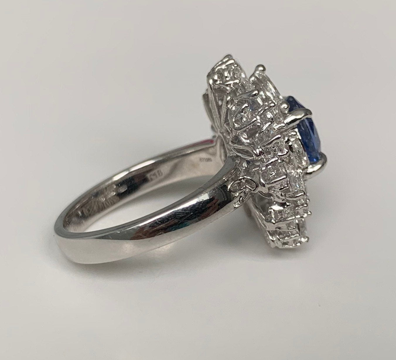 Anillo blanco de 18 quilates con diamantes de 3,00 quilates y zafiro azul de Ceilán de 2,05 quilates sin calentar certificado (9,41 g), en talla Reino Unido N, EE. UU. 6 3/4